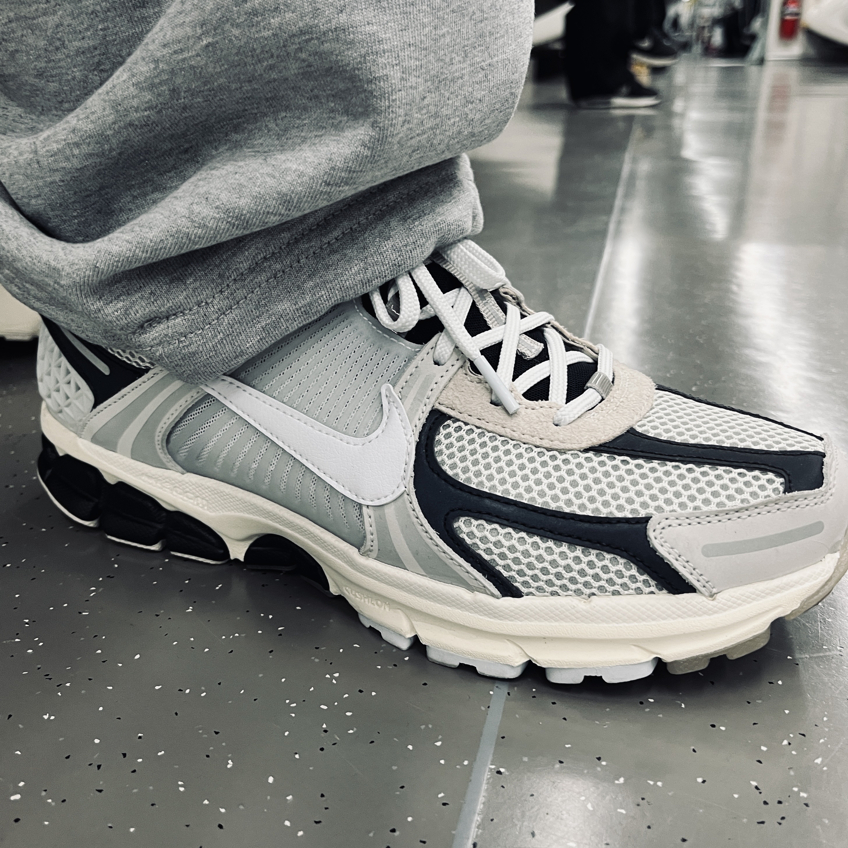 Nike Zoom Vomero 5 Light Bone and Black 착용 스타일 - 1