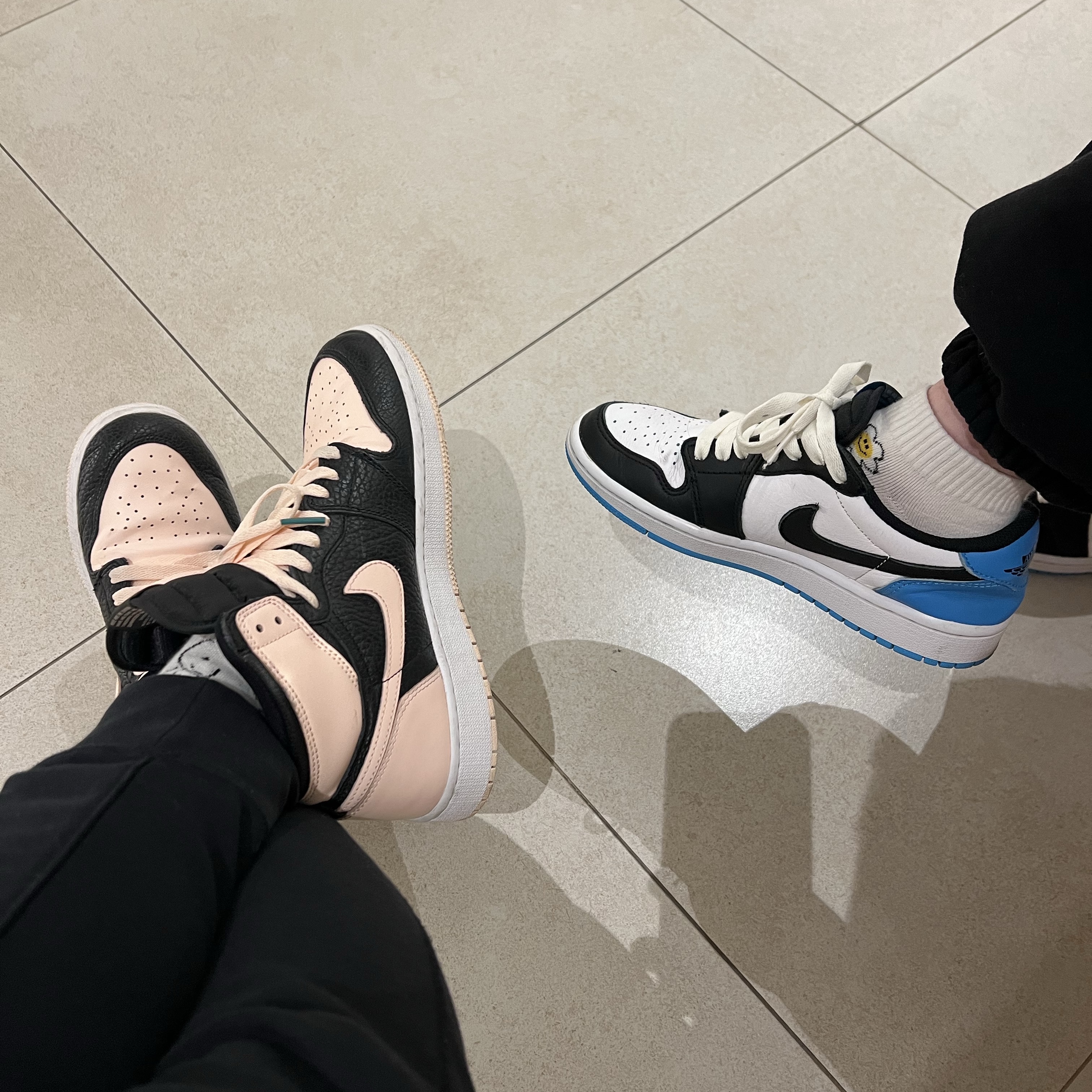 (GS) Jordan 1 Retro High OG Crimson Tint, (W) Jordan 1 Retro Low OG Black and Dark Powder Blue 착용 스타일 - 6