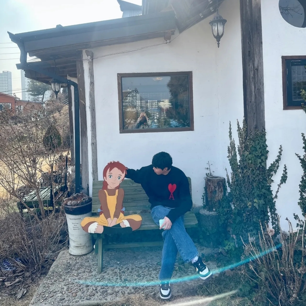 AMI de Coeur Oversize Intarsia Sweater Black Red, Nike Air Force 1 '07 LV8 Athletic Club Black Dark Sulfur 착용 스타일 - 1