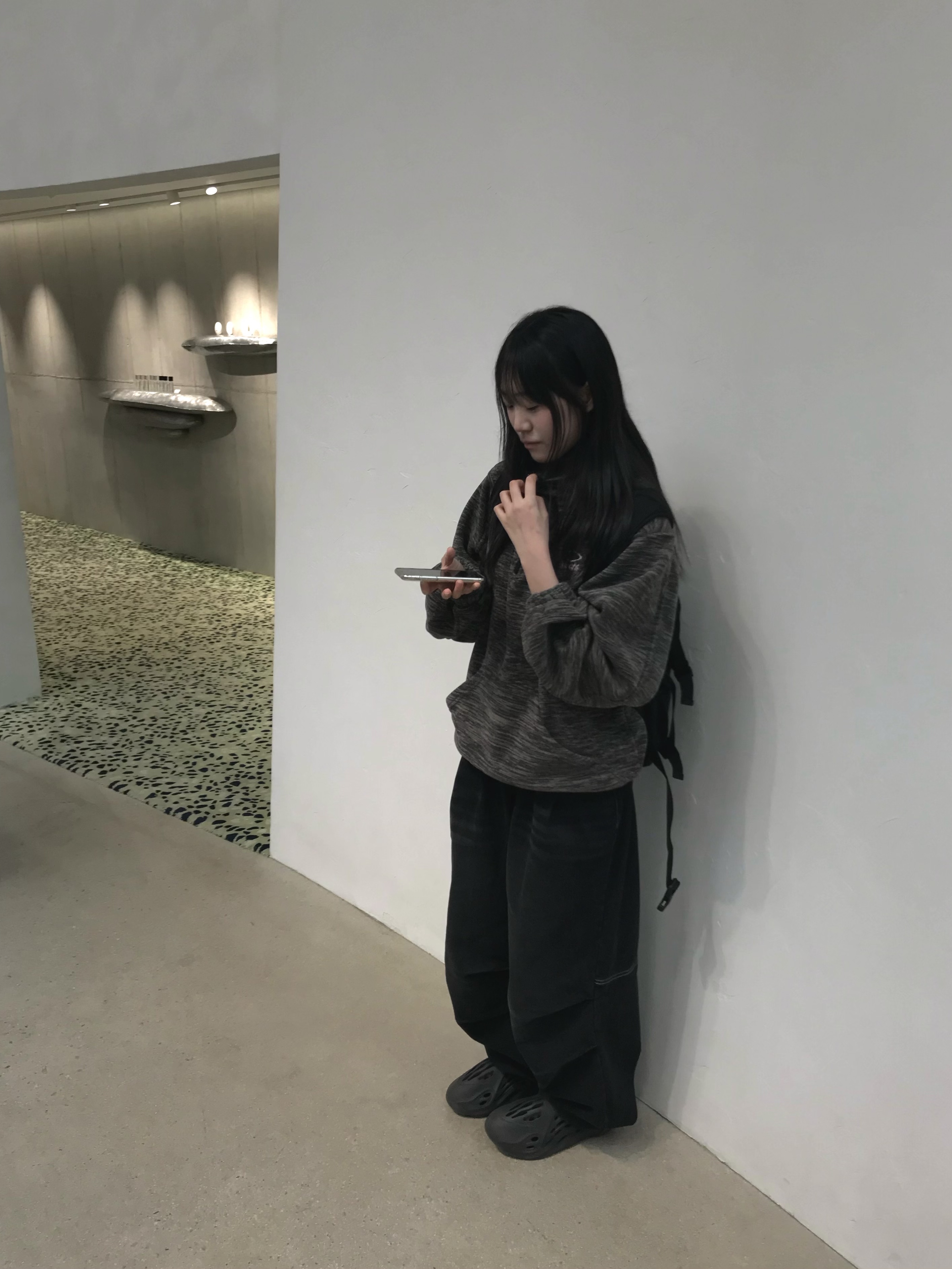 아디다스 이지 폼 러너 오닉스 착용 스타일 - 1