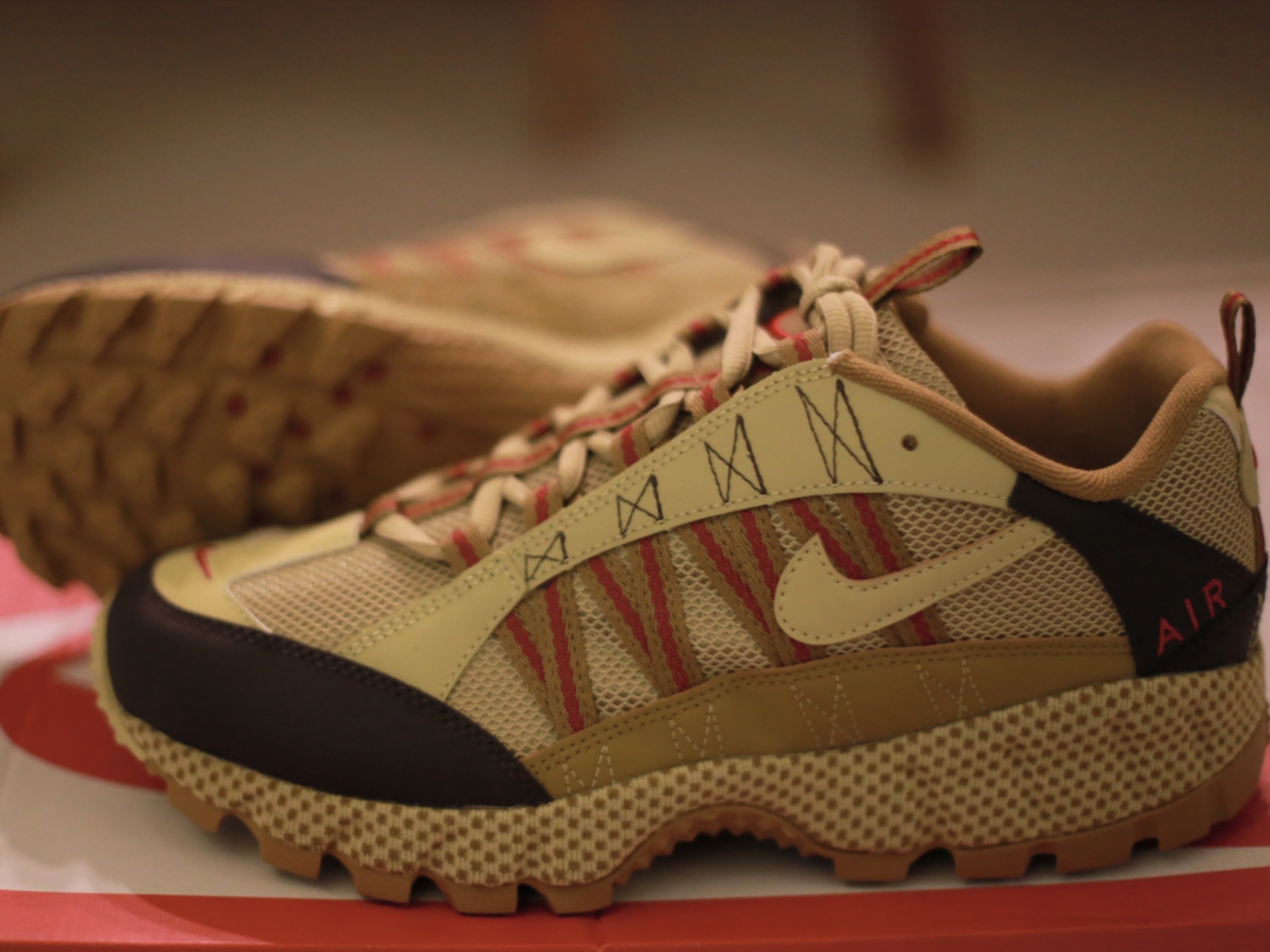Nike Air Humara Buff Gold 착용 스타일 - 4