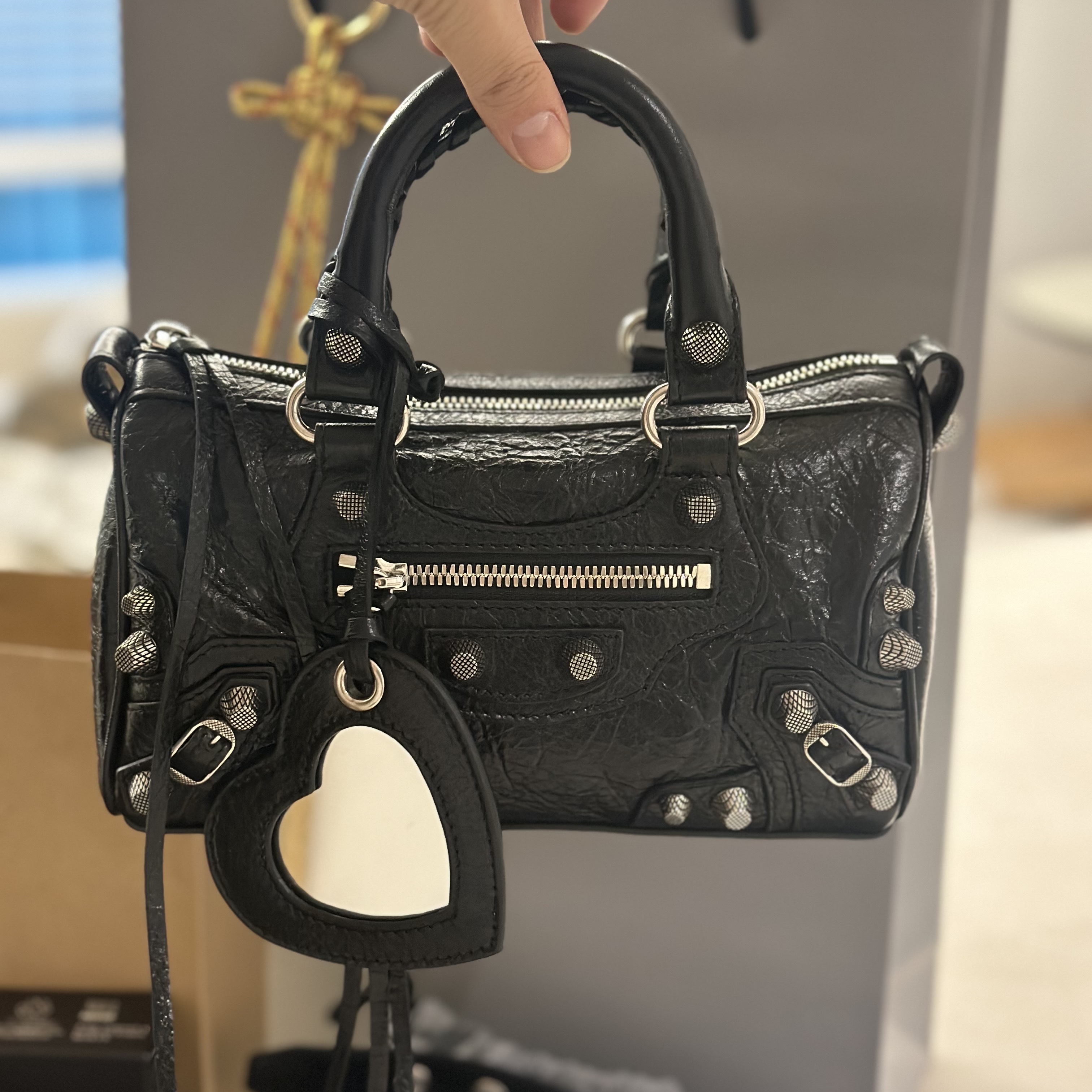 Balenciaga Le Cagole Mini Duffle Bag Black 착용 스타일 - 1