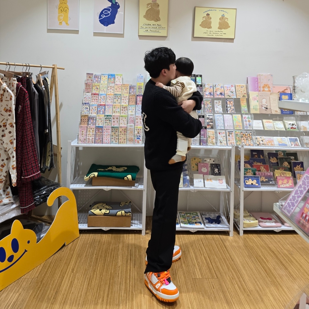 Louis Vuitton LV Trainer Maxi Sneakers Orange, Louis Vuitton Wool Blend Crewneck Black White 착용 스타일