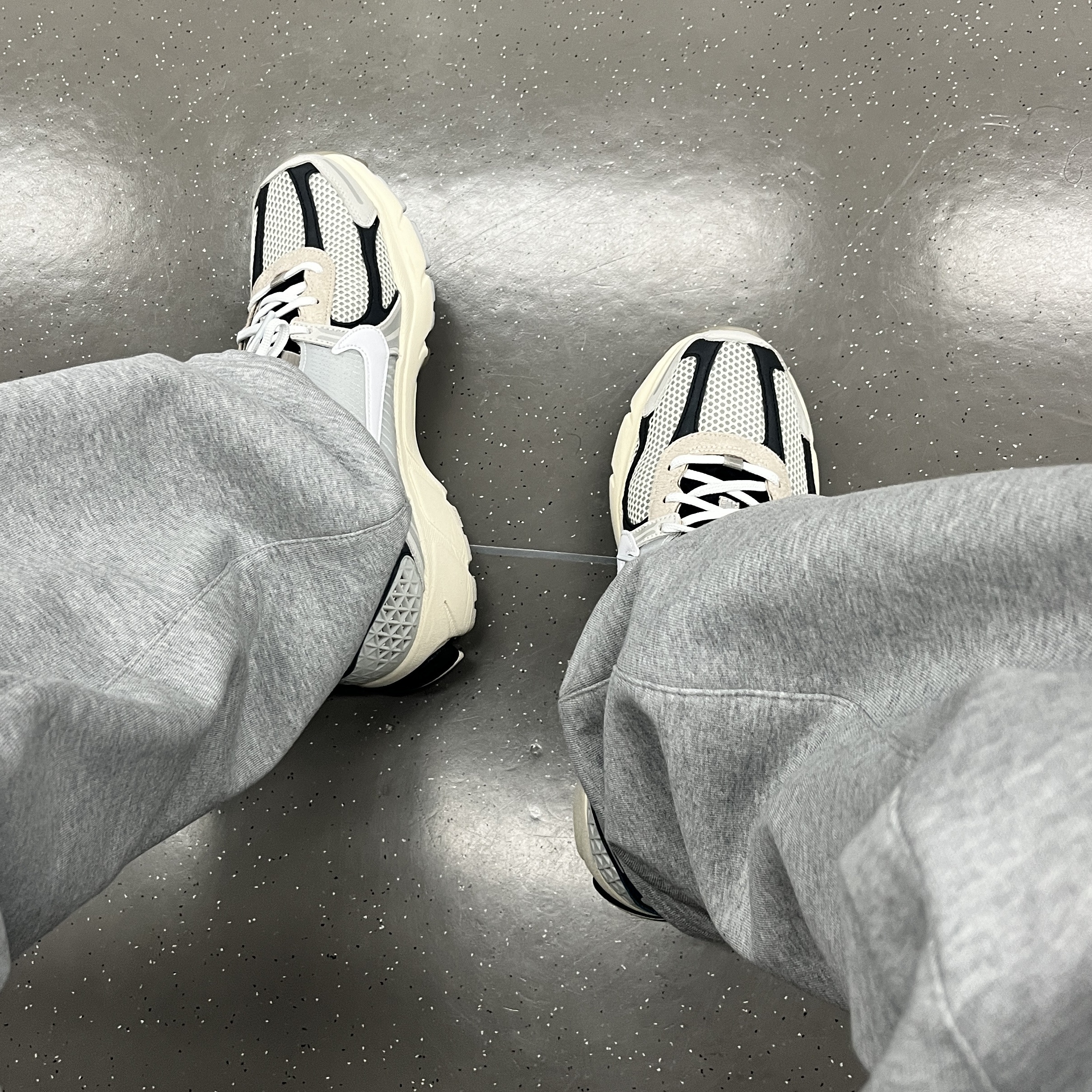 Nike Zoom Vomero 5 Light Bone and Black 착용 스타일 - 2