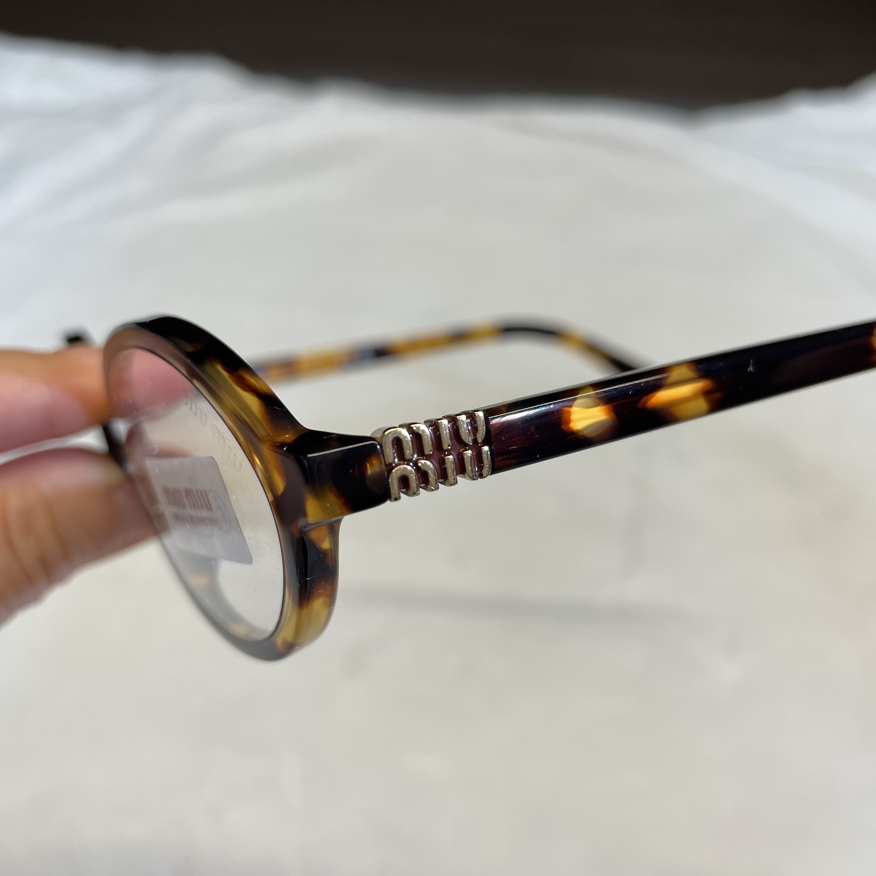 (W) Miu Miu Regard sunglasses Blue Lenses Honey Tortoiseshell Acetate Alternative fit 착용 스타일 - 1