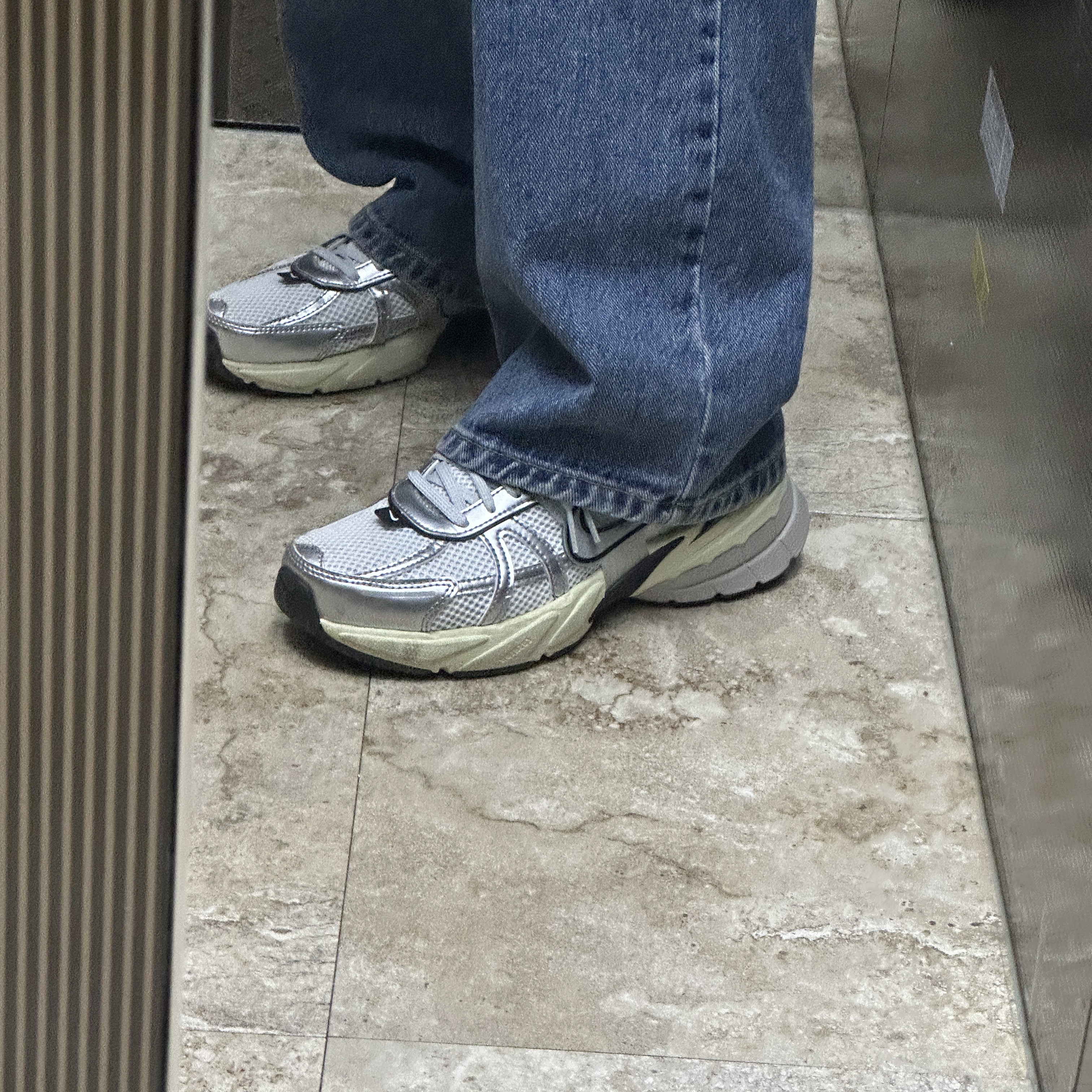 Nike V2K Run Summit White Metallic Silver 착용 스타일