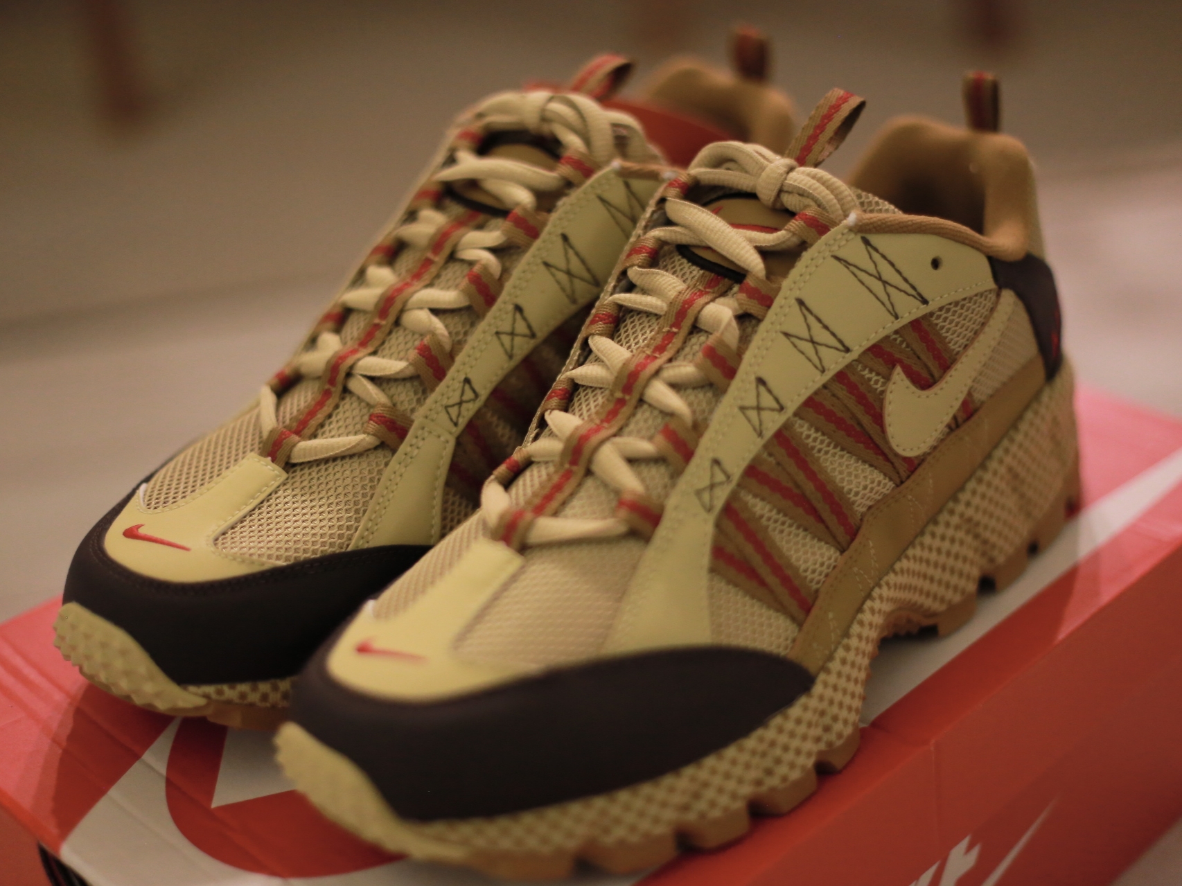Nike Air Humara Buff Gold 착용 스타일 - 2