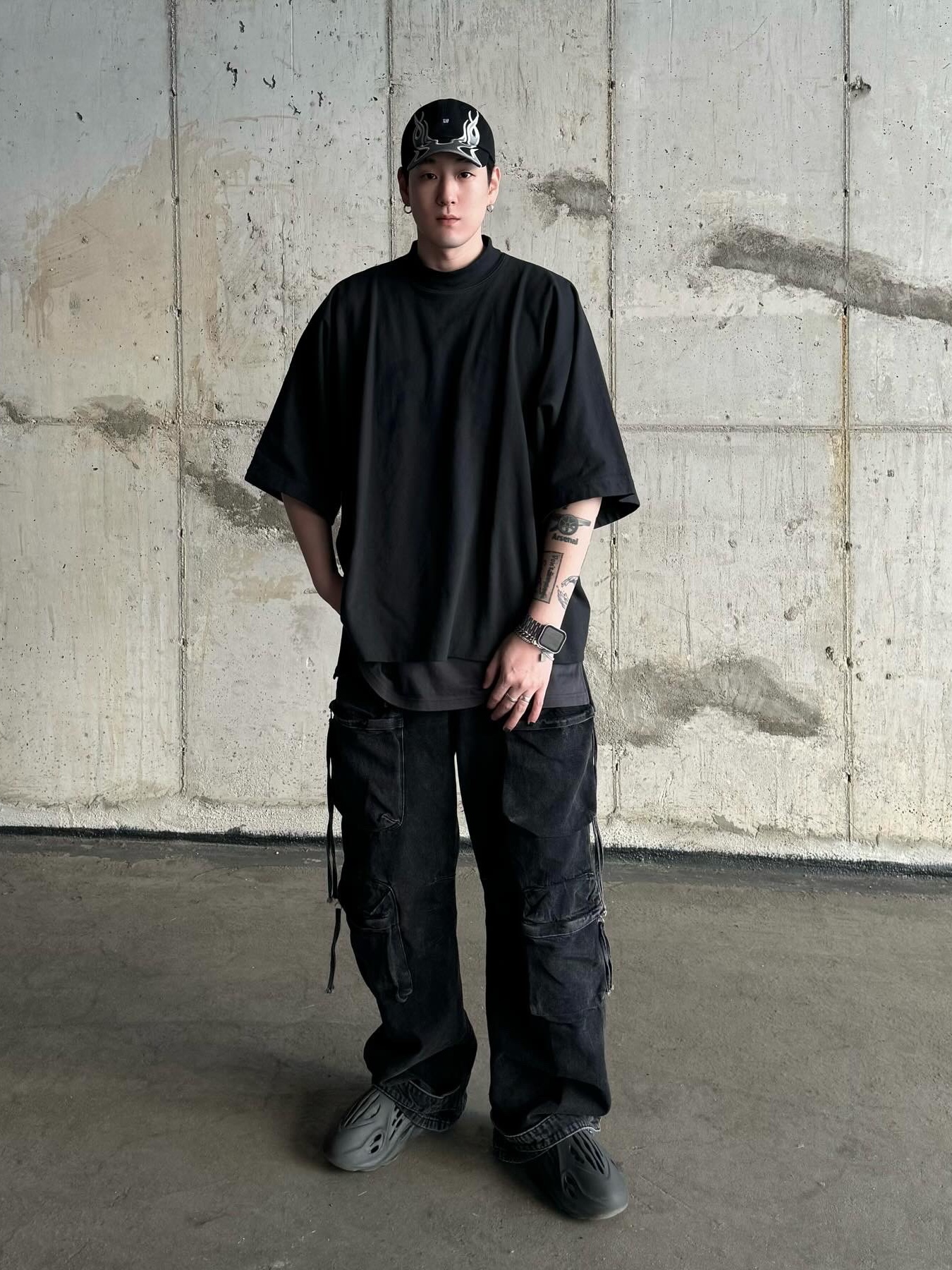 Yeezy Gap Engineered By Balenciaga Dove No Seam T-Shirt Black, Yeezy Gap Engineered By Balenciaga Flame Cap Black 착용 스타일 - 1