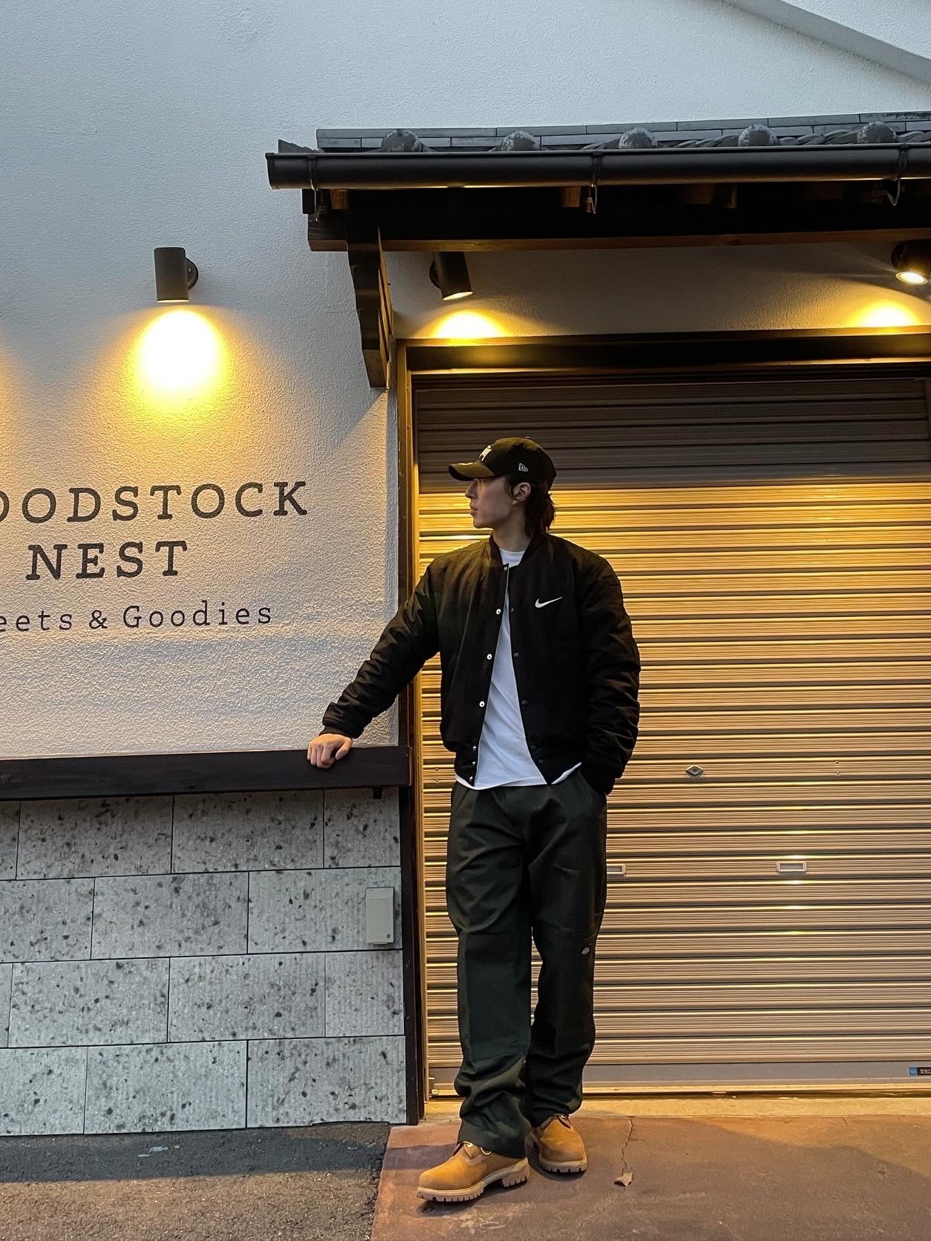 Nike x Stussy Reversible Jacket Black (FJ9153-010), Stussy Basic New Era 9Twenty Basic Strapback Black 착용 스타일 - 3