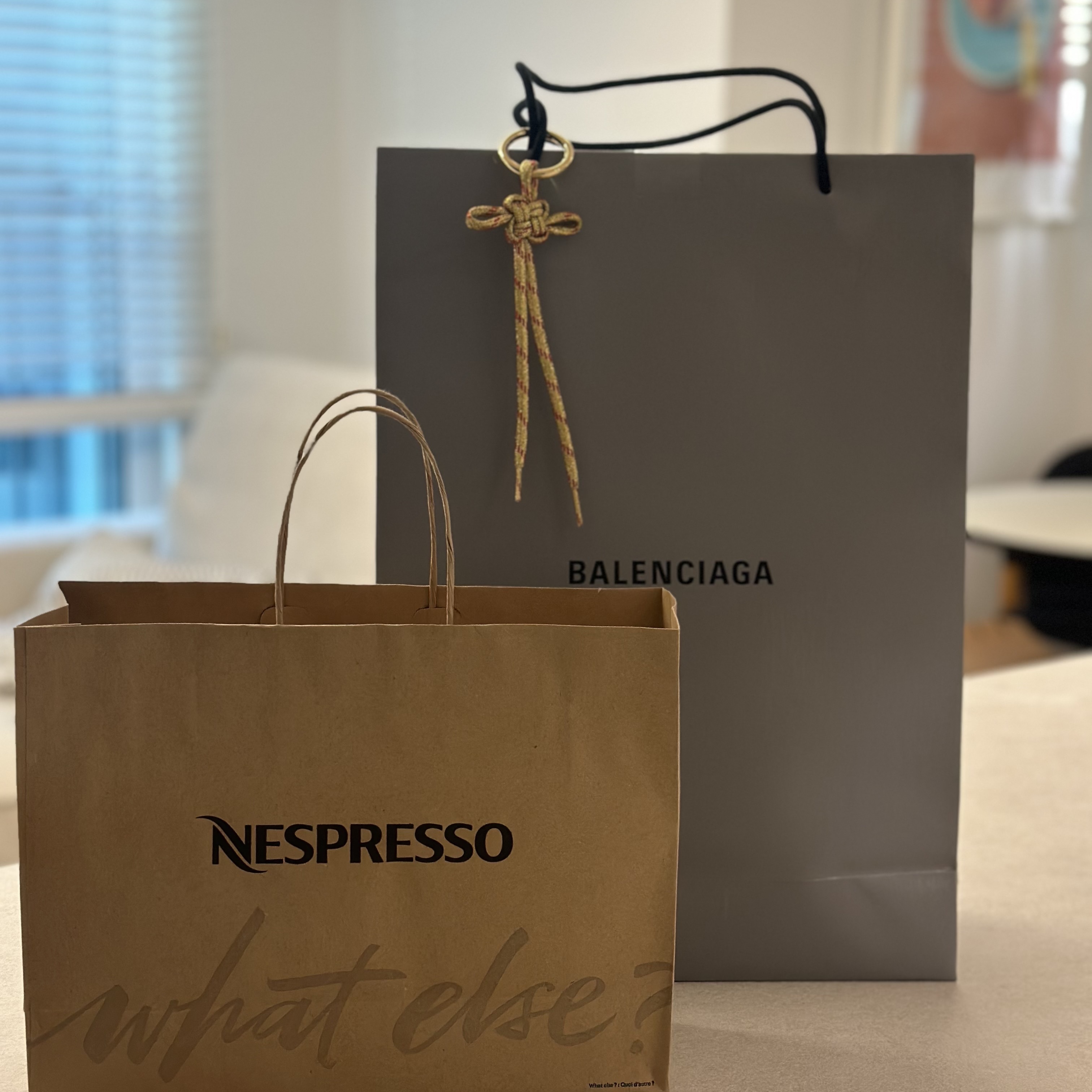 Balenciaga Le Cagole Mini Duffle Bag Black 착용 스타일 - 5