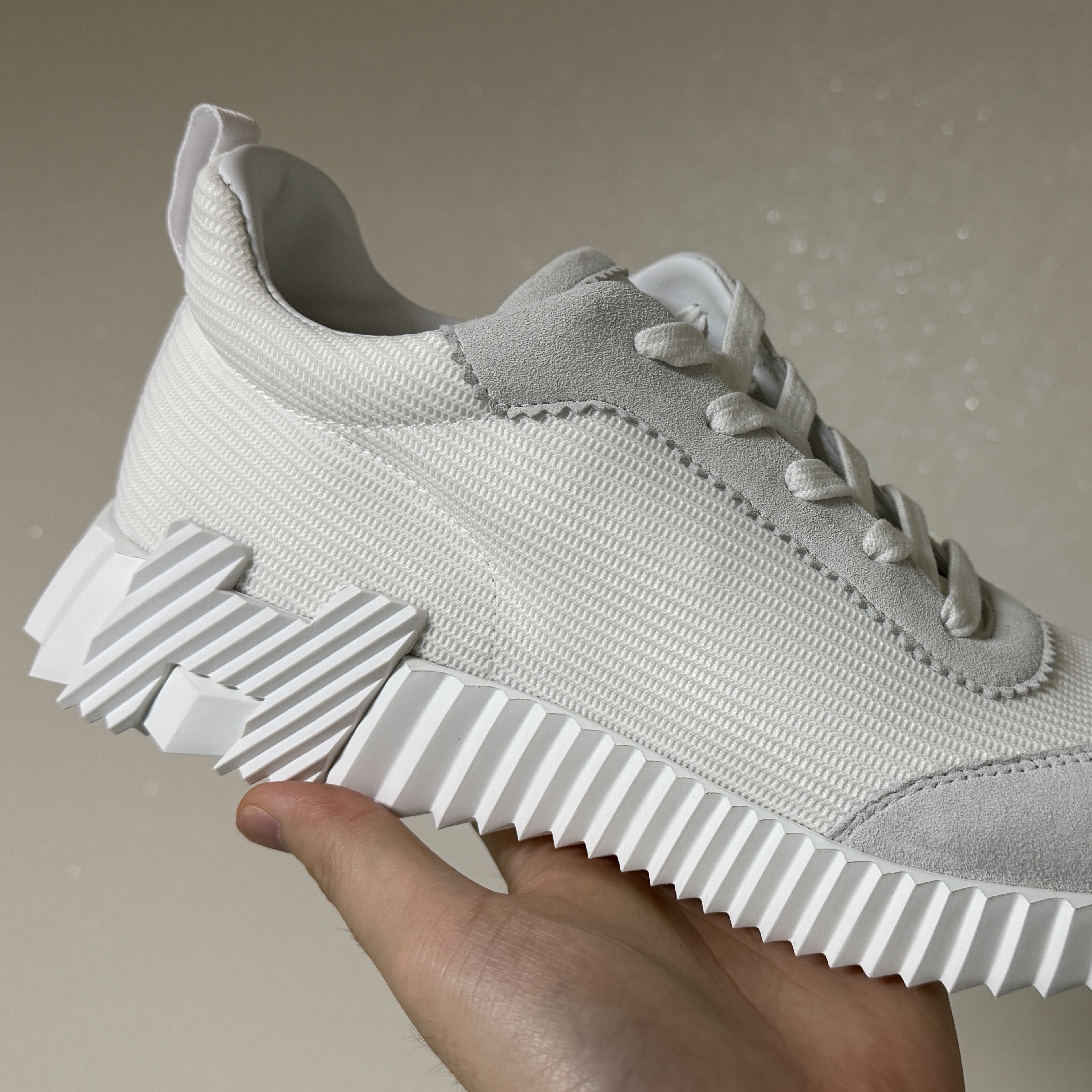 Hermes Bouncing Sneakers Mesh Suede Goatskin & Blanc 착용 스타일