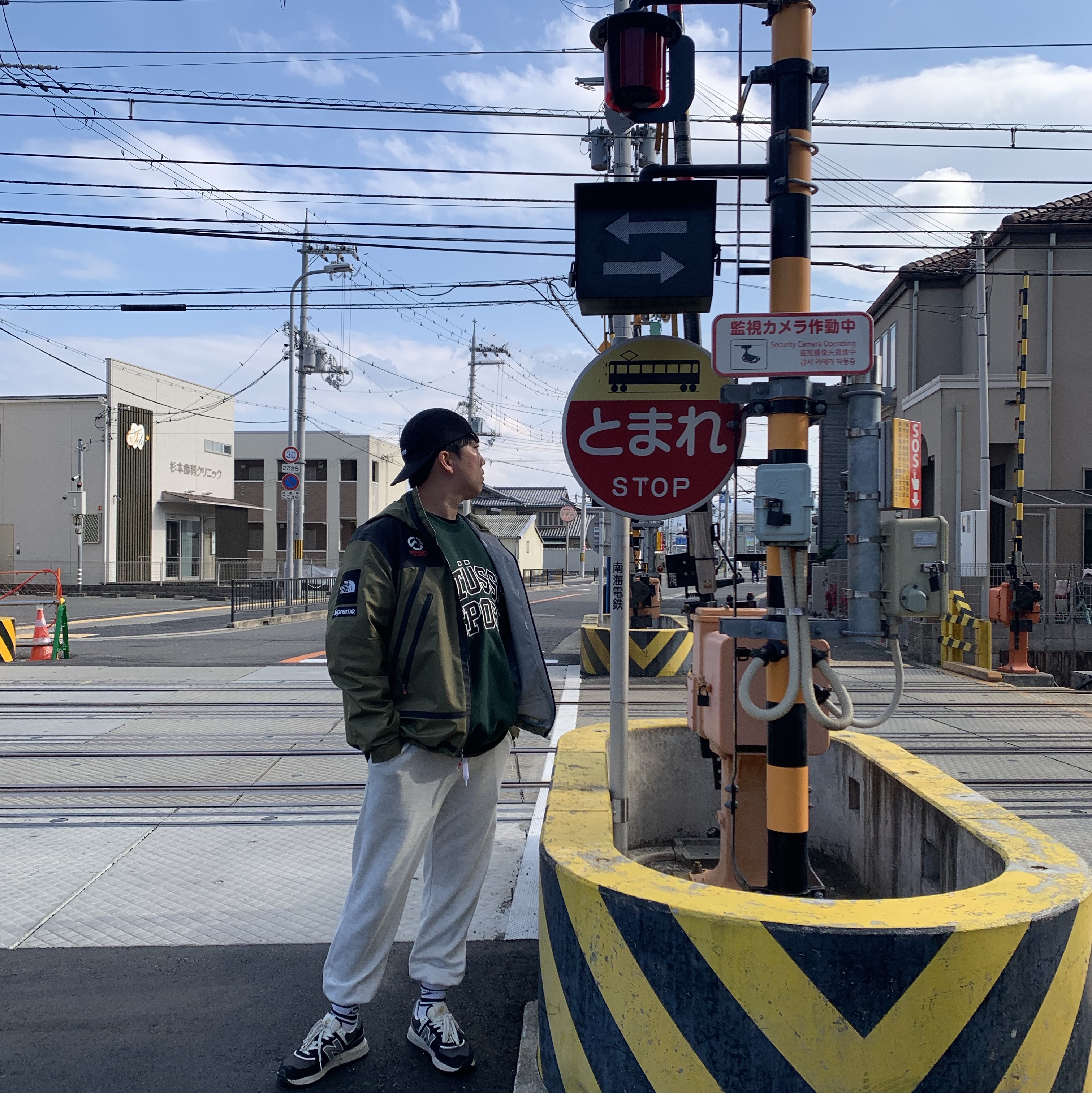 Supreme Washed Chino Twill Camp Cap Black, Supreme x The North Face Summit Series Outer Tape Seam Jacket Olive - 21SS 착용 스타일 - 1