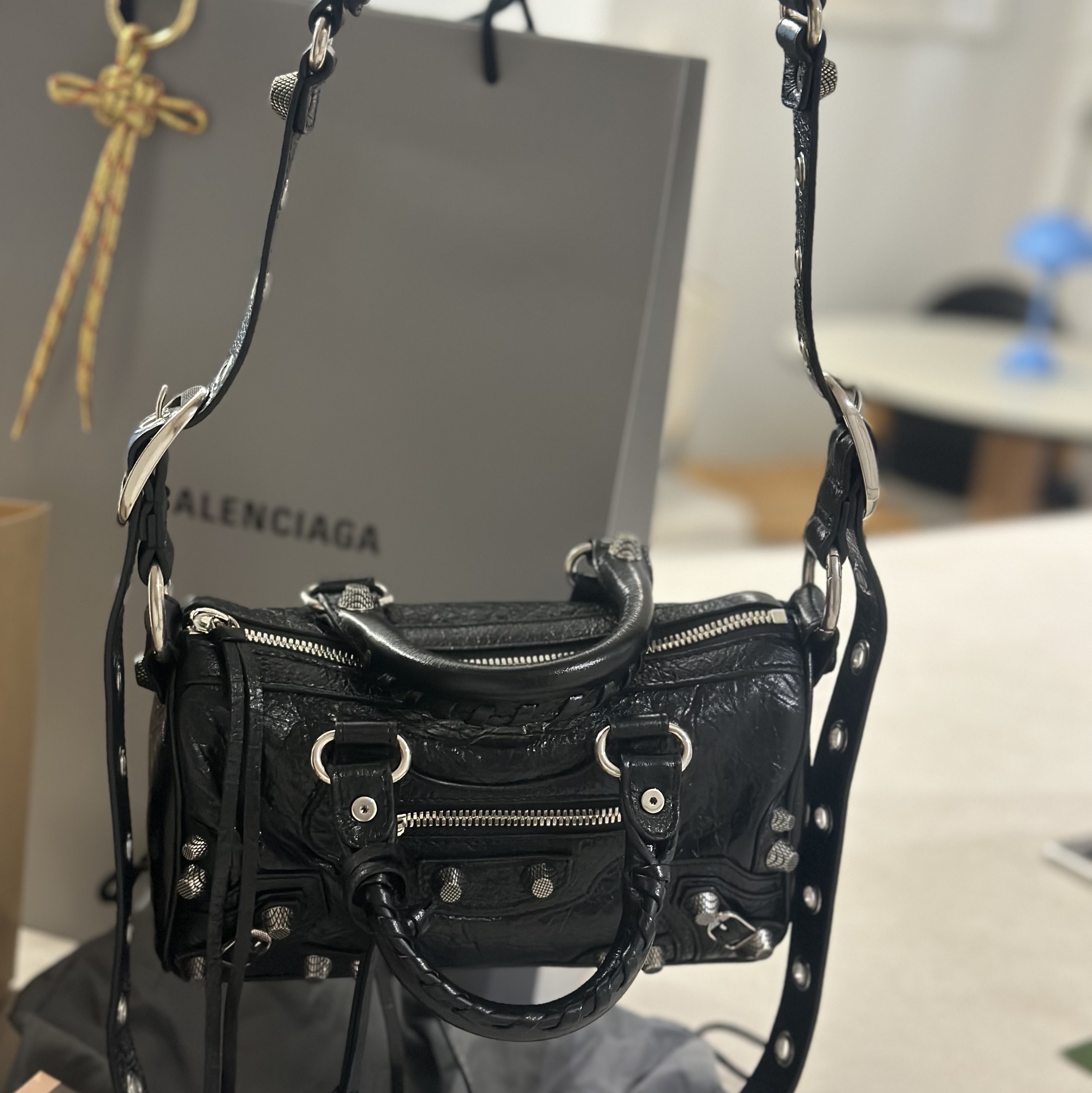 Balenciaga Le Cagole Mini Duffle Bag Black 착용 스타일 - 2