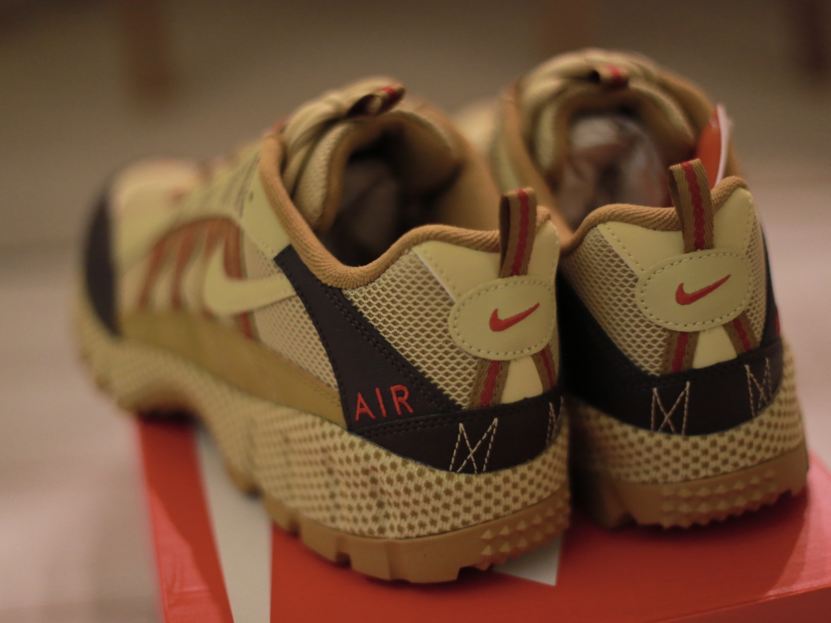 Nike Air Humara Buff Gold 착용 스타일 - 3