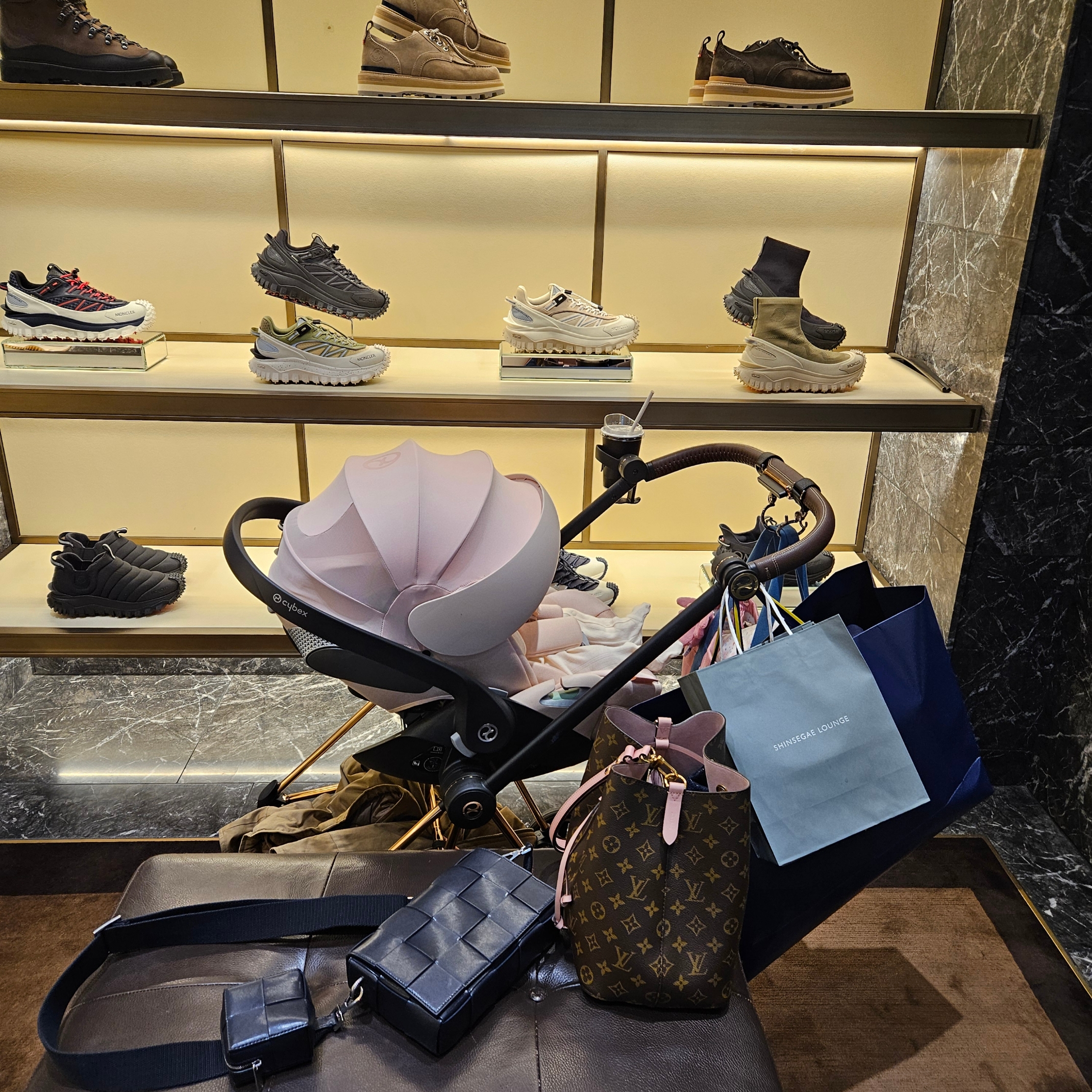 (W) Moncler Liane Down Gilet Black - 24SS, Moncler Gui Down Gilet Black - 24SS 착용 스타일 - 3