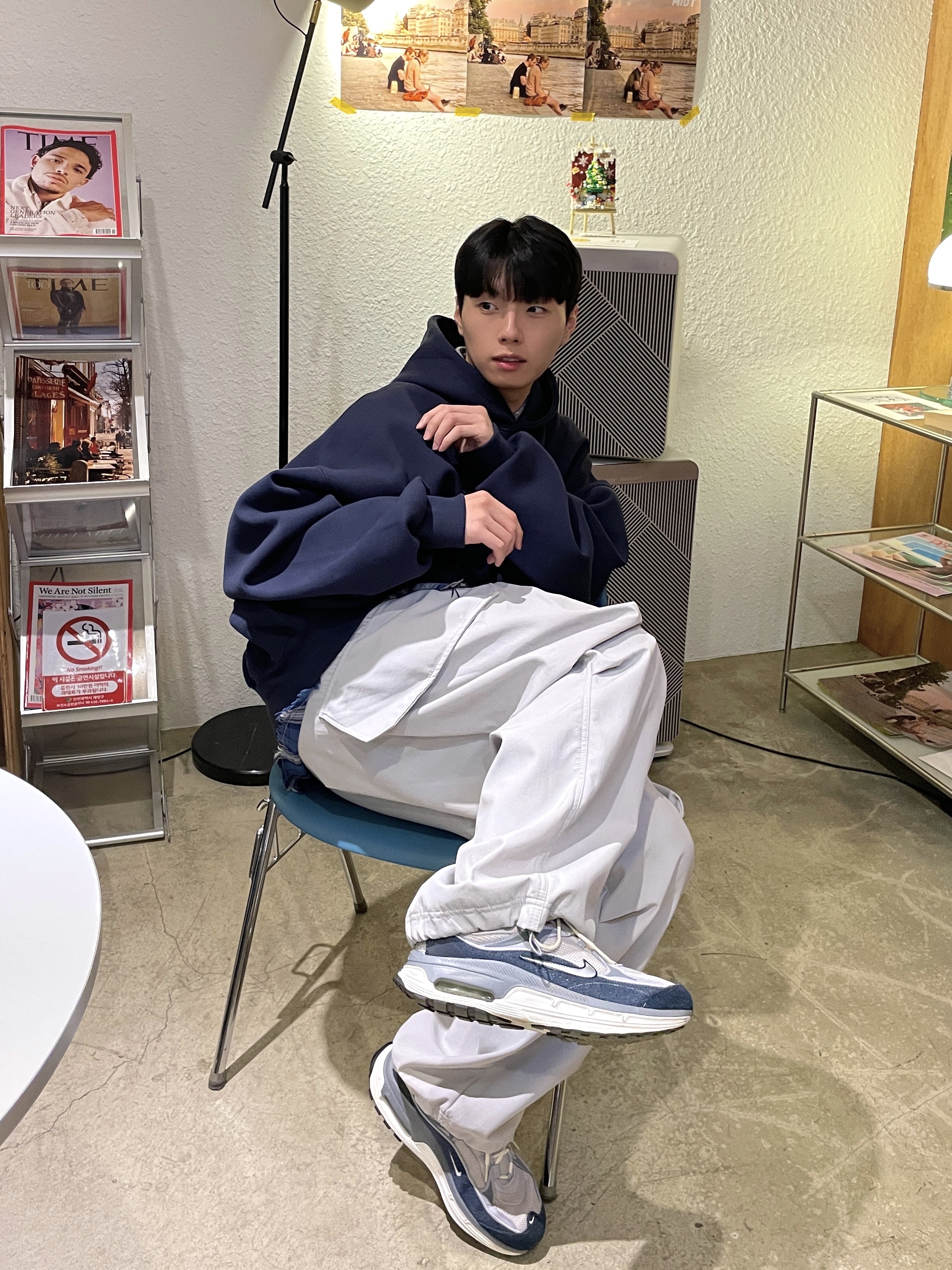 언더마이카 무.10 안티 Fxxking 로고 플레이 오버사이즈 본디드 후디 네이비, (W) 나이키 에어맥스 블리스 라이트 아이언 오어 아머리 네이비 착용 스타일 - 5