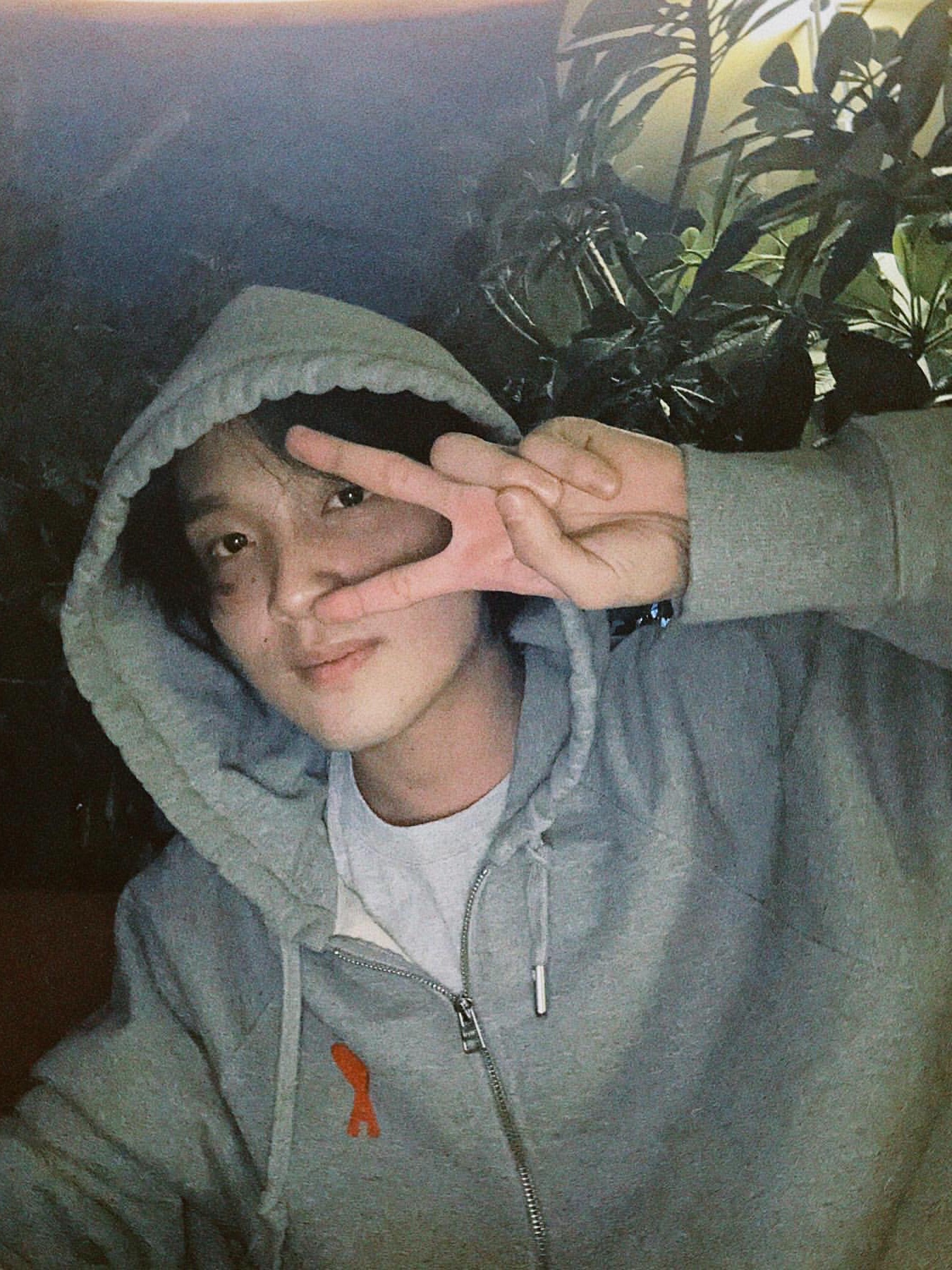 아미 스몰 하트 로고 후드 집업 그레이 착용 스타일 - 3