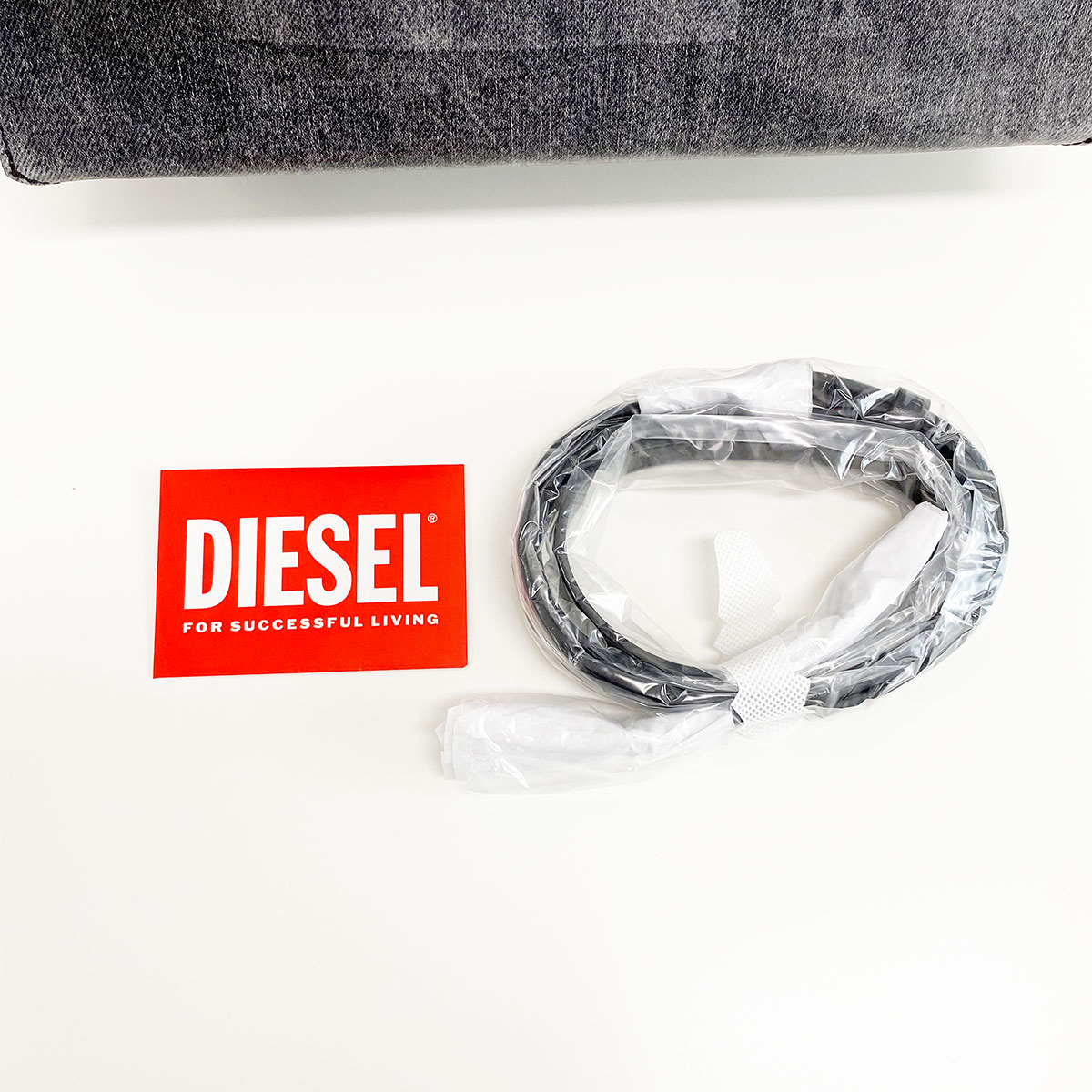 Diesel DSL Large Shopper Bag in Coated Marbled Denim Black, Diesel DSL Large Shopper Bag in Coated Marbled Denim Blue 착용 스타일 - 2