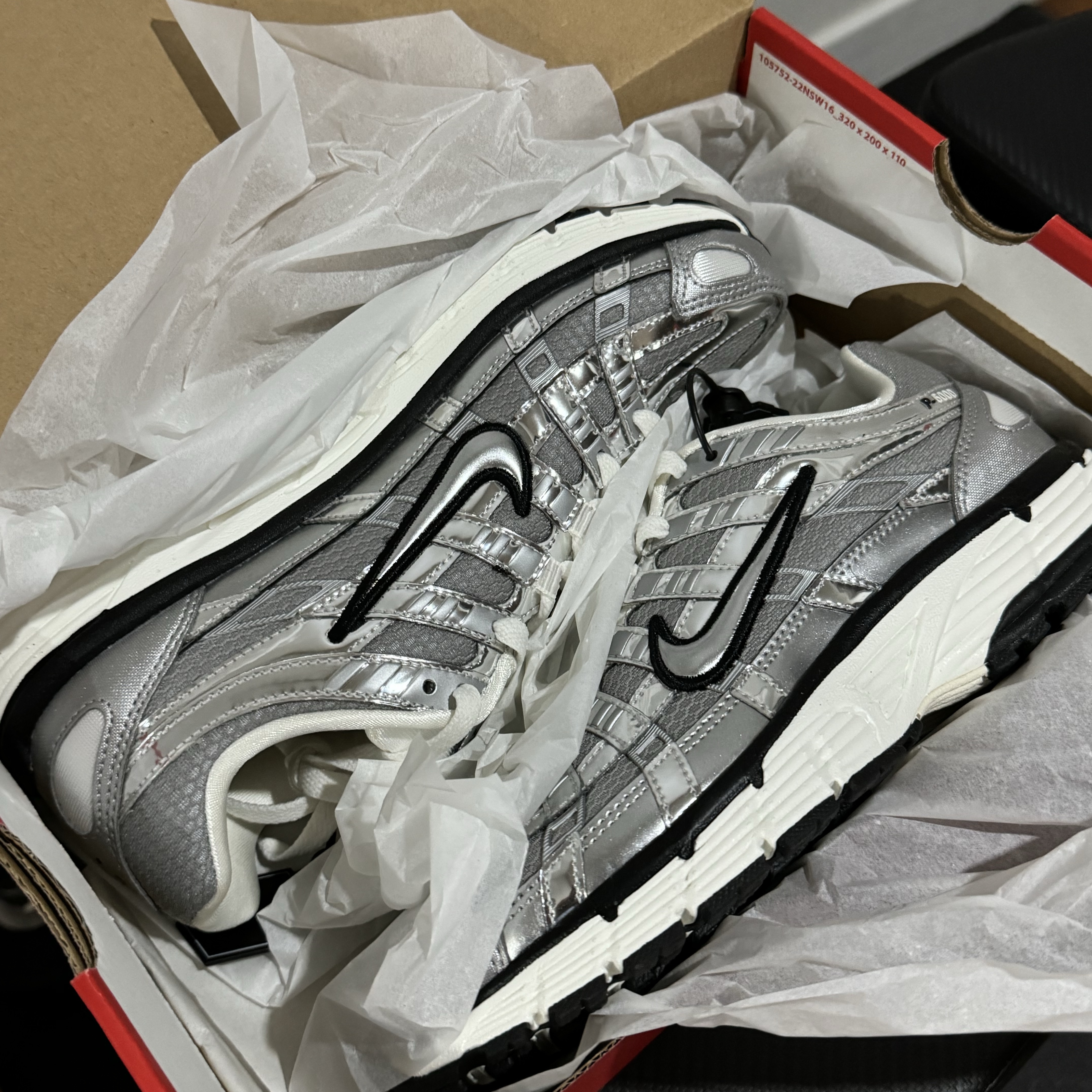 Nike P-6000 Metallic Silver 착용 스타일 - 1