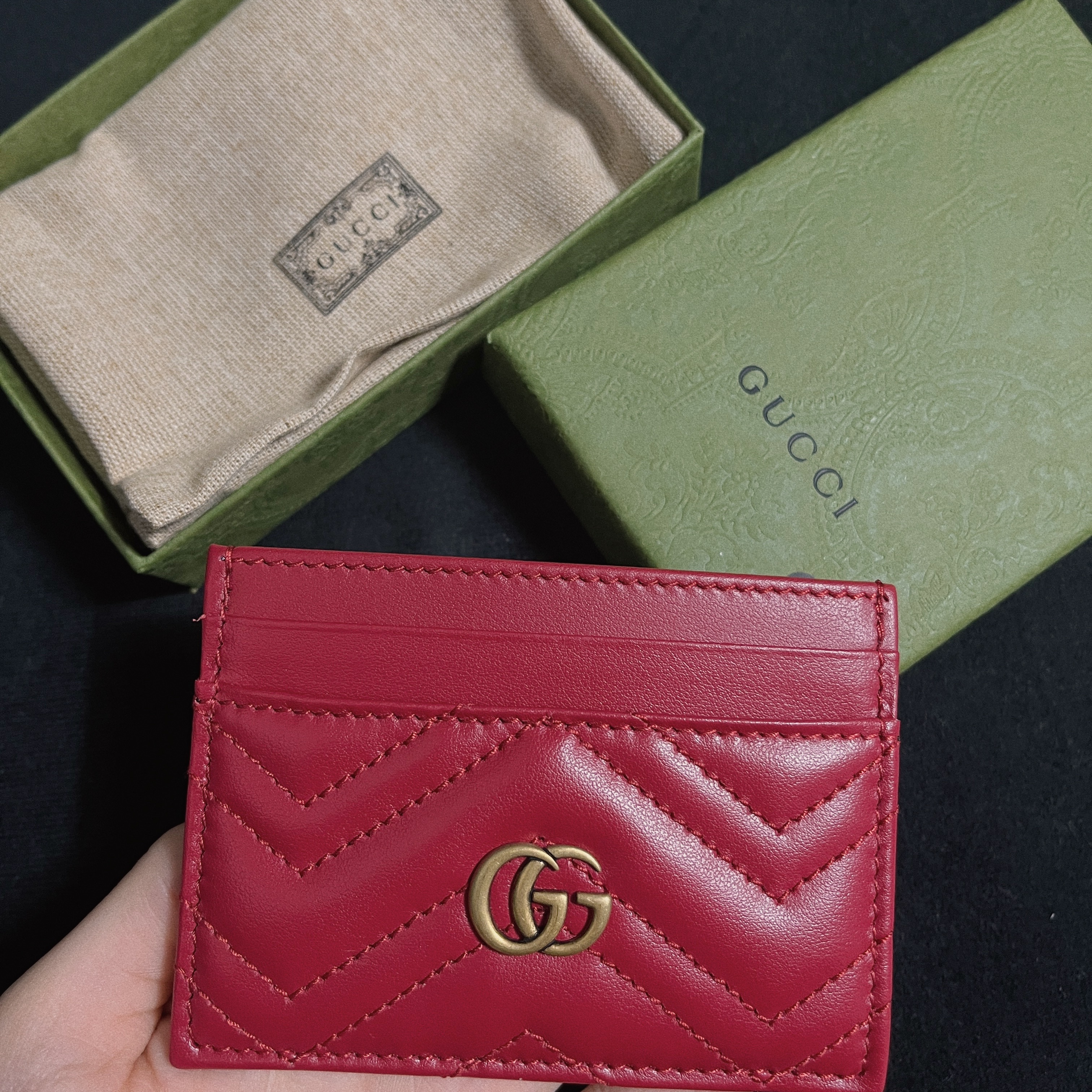Gucci GG Marmont Card Case Red 착용 스타일