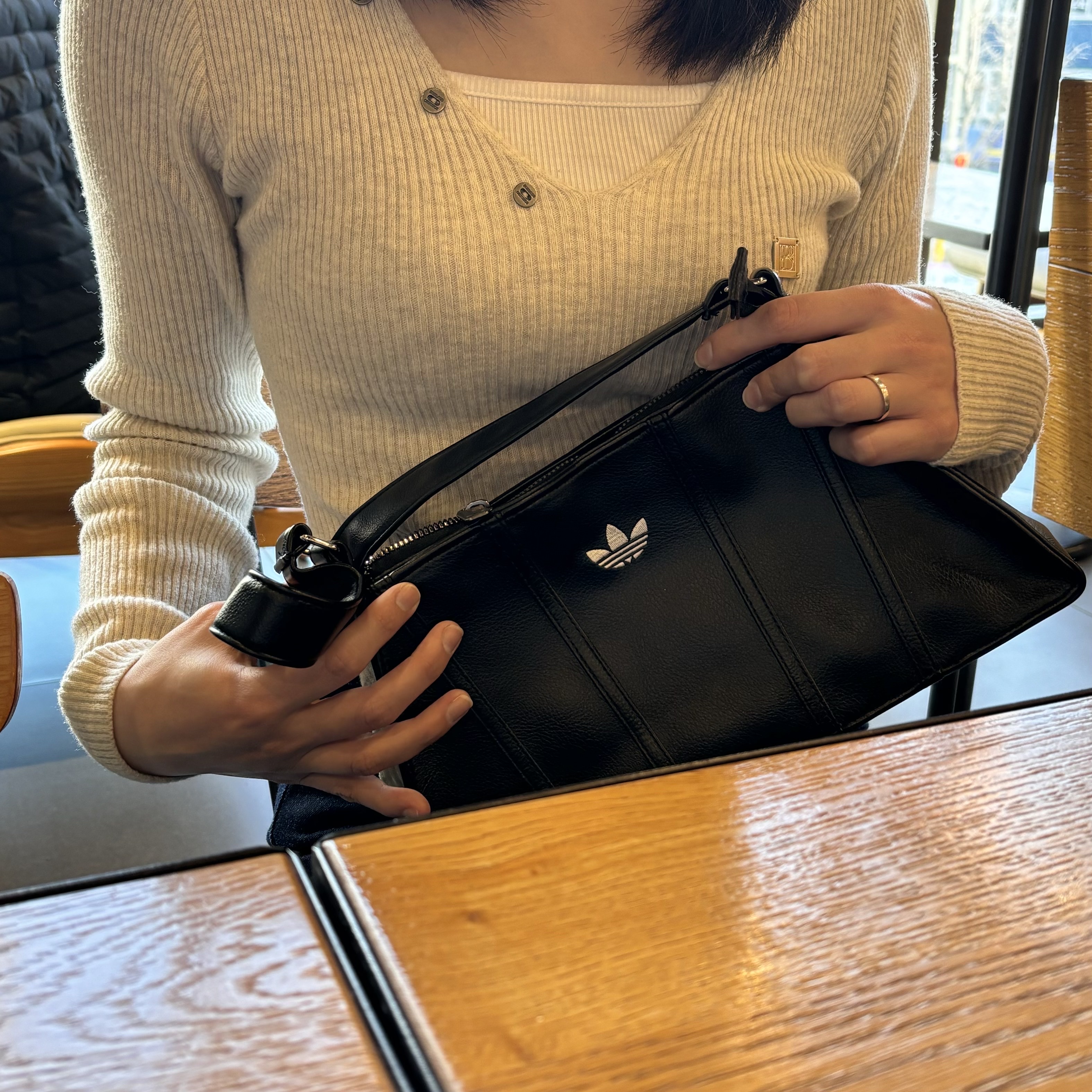 Adidas Mini Airliner Bag Black, (W) Bohemian Seoul Button V-Neck Slit Knit Oatmeal 착용 스타일 - 1