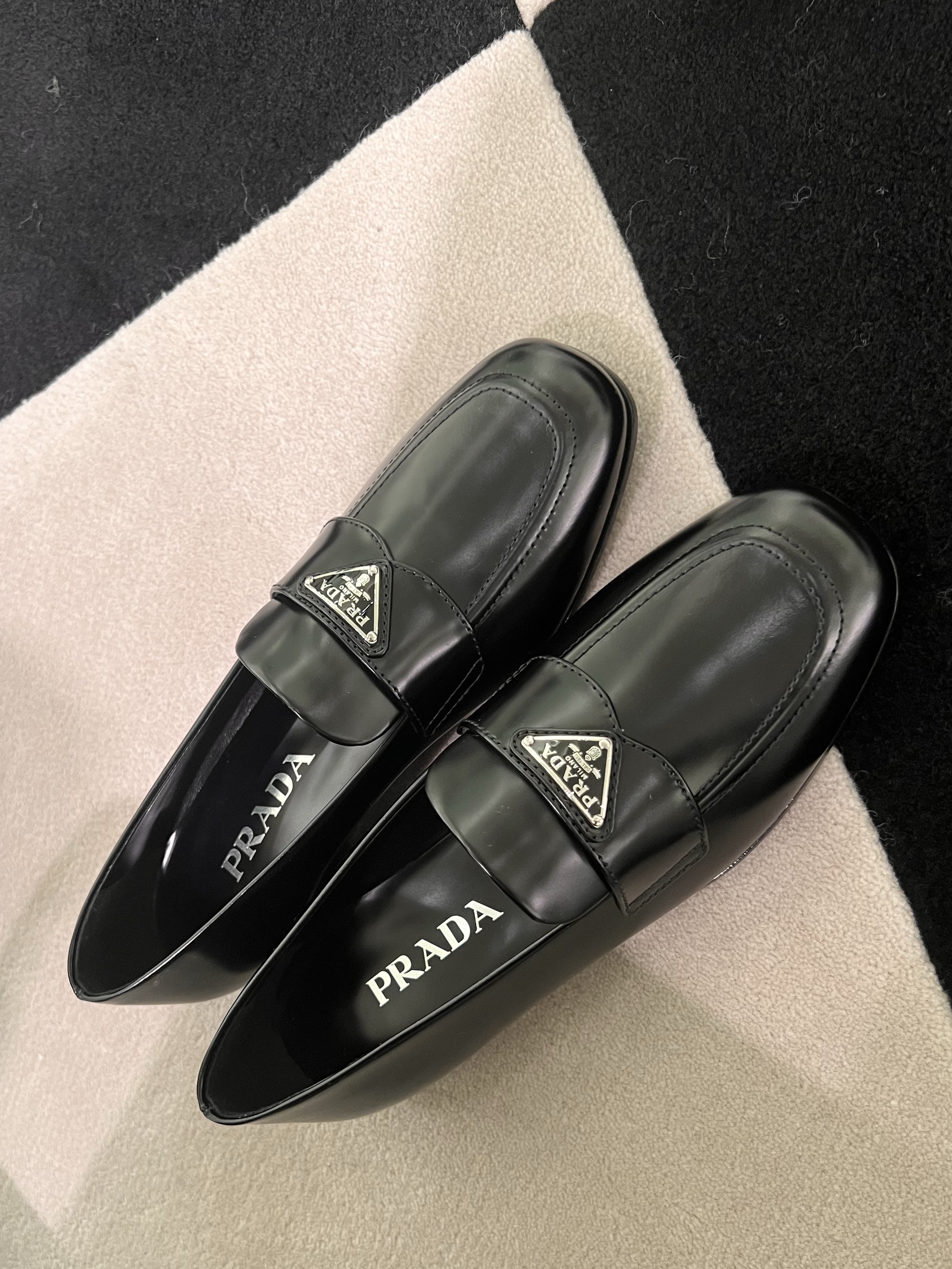 (W) Prada Chocolate Brushed Leather Loafers Black 착용 스타일 - 2