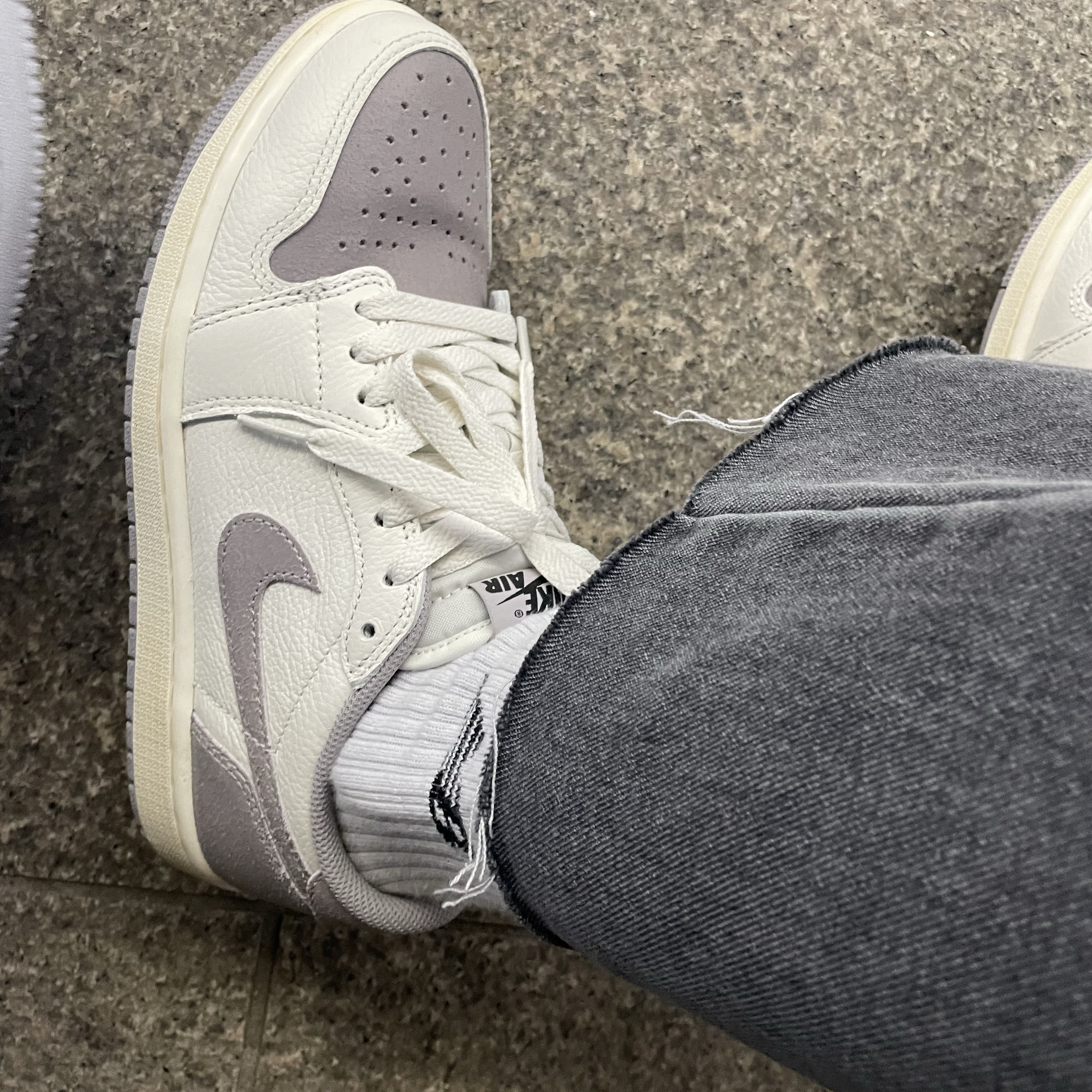 Jordan 1 Retro Low OG Atmosphere Grey 착용 스타일