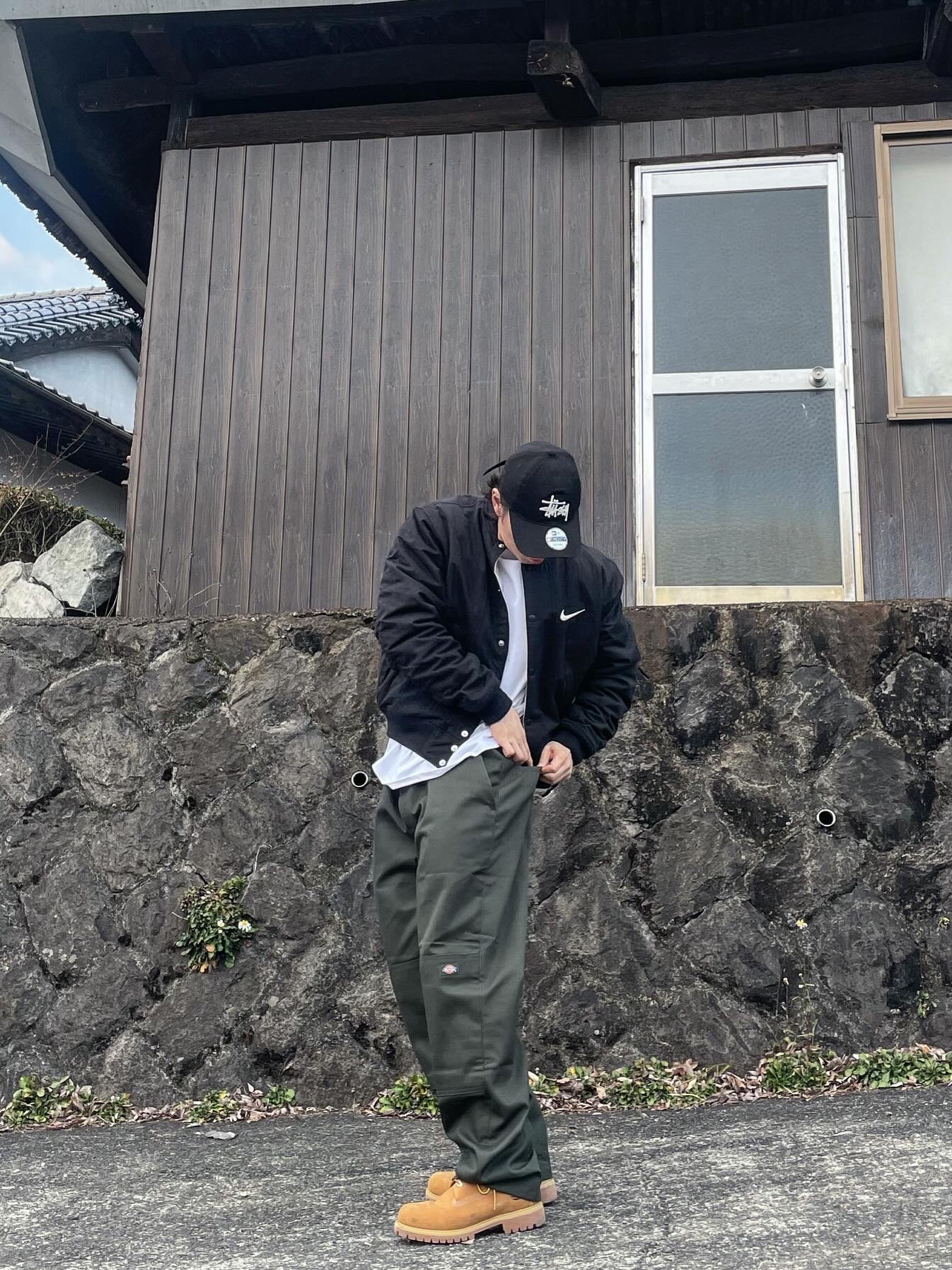 Nike x Stussy Reversible Jacket Black (FJ9153-010), Stussy Basic New Era 9Twenty Basic Strapback Black 착용 스타일 - 5