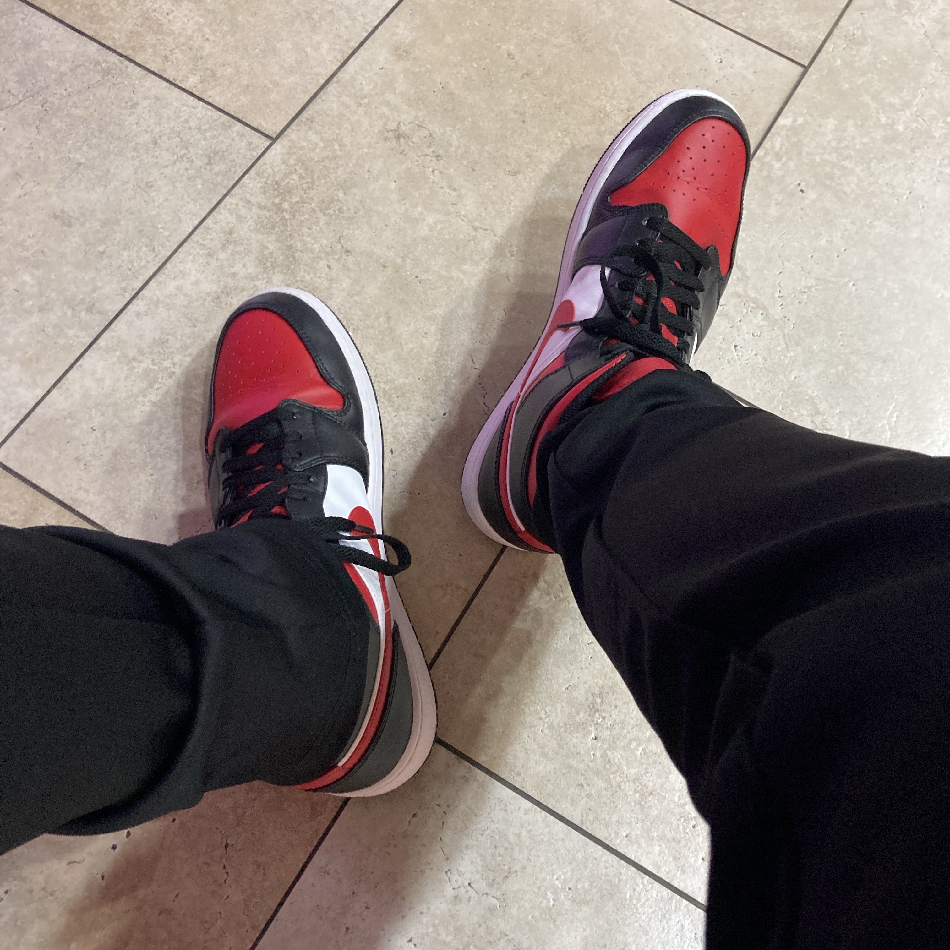 Jordan 1 Mid Black Fire Red 착용 스타일 - 2