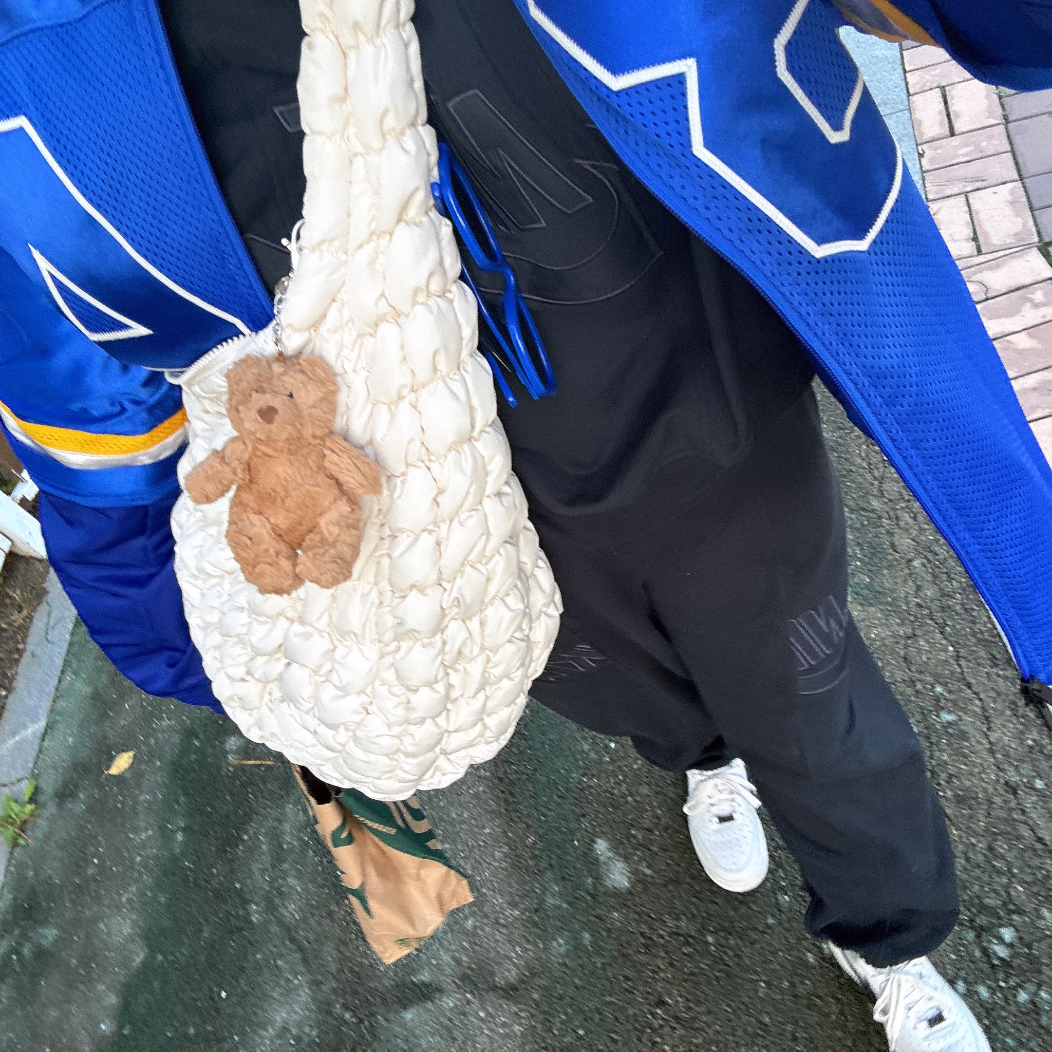 Nike x Ambush Jacket Deep Royal Blue - Asia, COS Quilted Oversized Shoulder Bag Off White Light Beige 착용 스타일