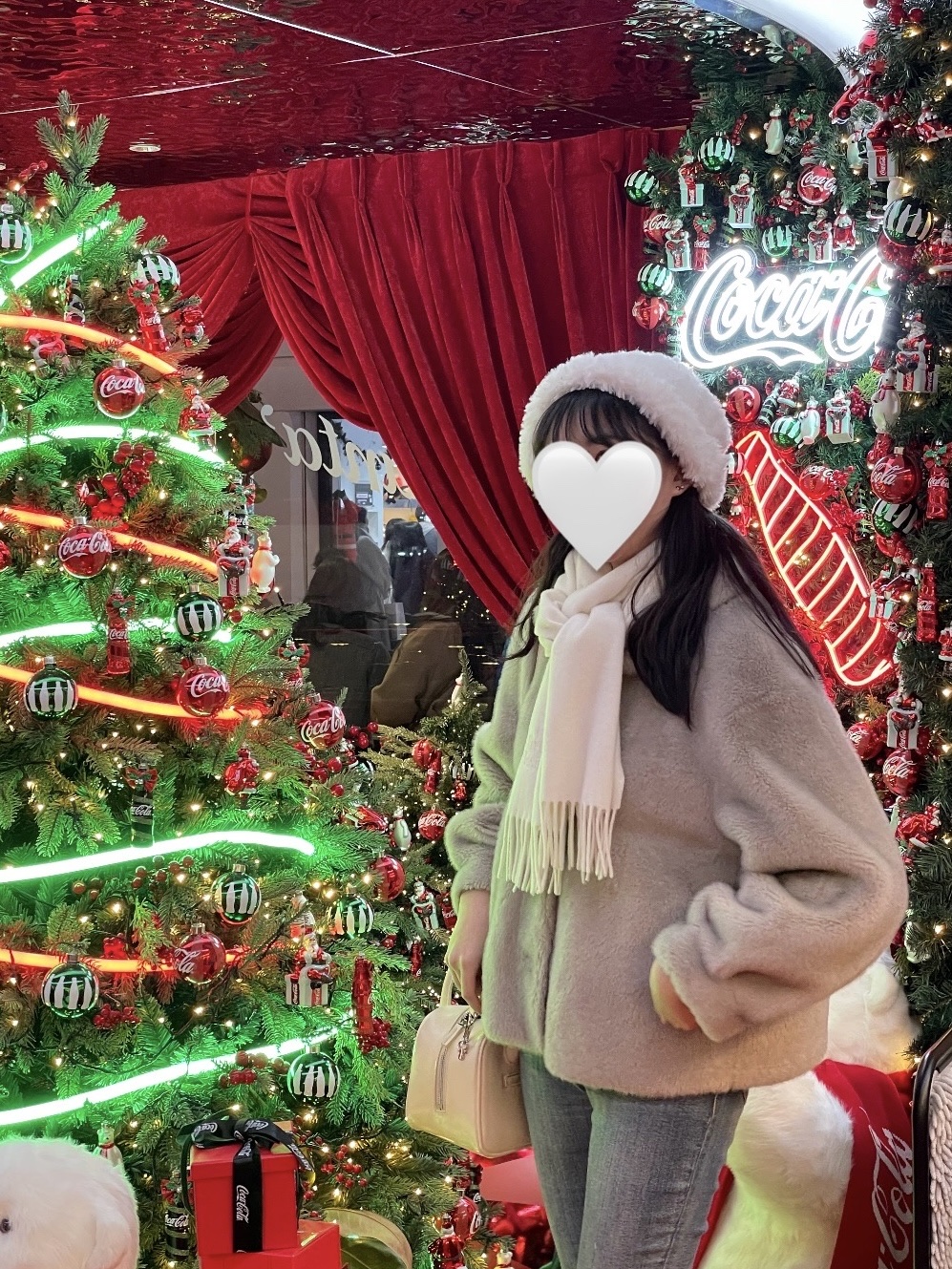 Vivienne Westwood Embroidered Logo Muffler White 착용 스타일