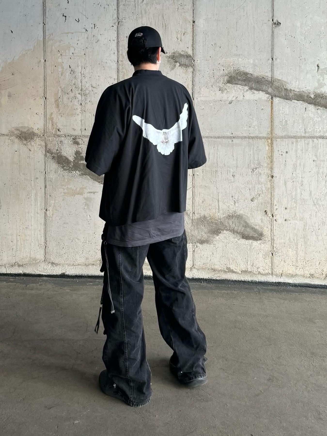 Yeezy Gap Engineered By Balenciaga Dove No Seam T-Shirt Black, Yeezy Gap Engineered By Balenciaga Flame Cap Black 착용 스타일 - 2