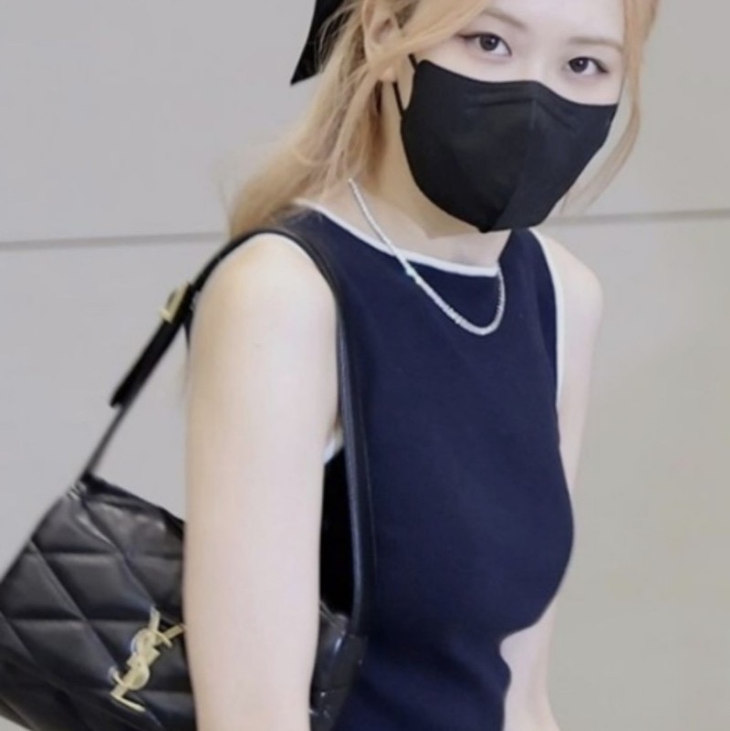 Saint Laurent Quilted Lambskin LE 57 Shoulder Bag Black, Saint Laurent Le 57 Hobo Bag in Quilted Patent Black 착용 스타일 - 2