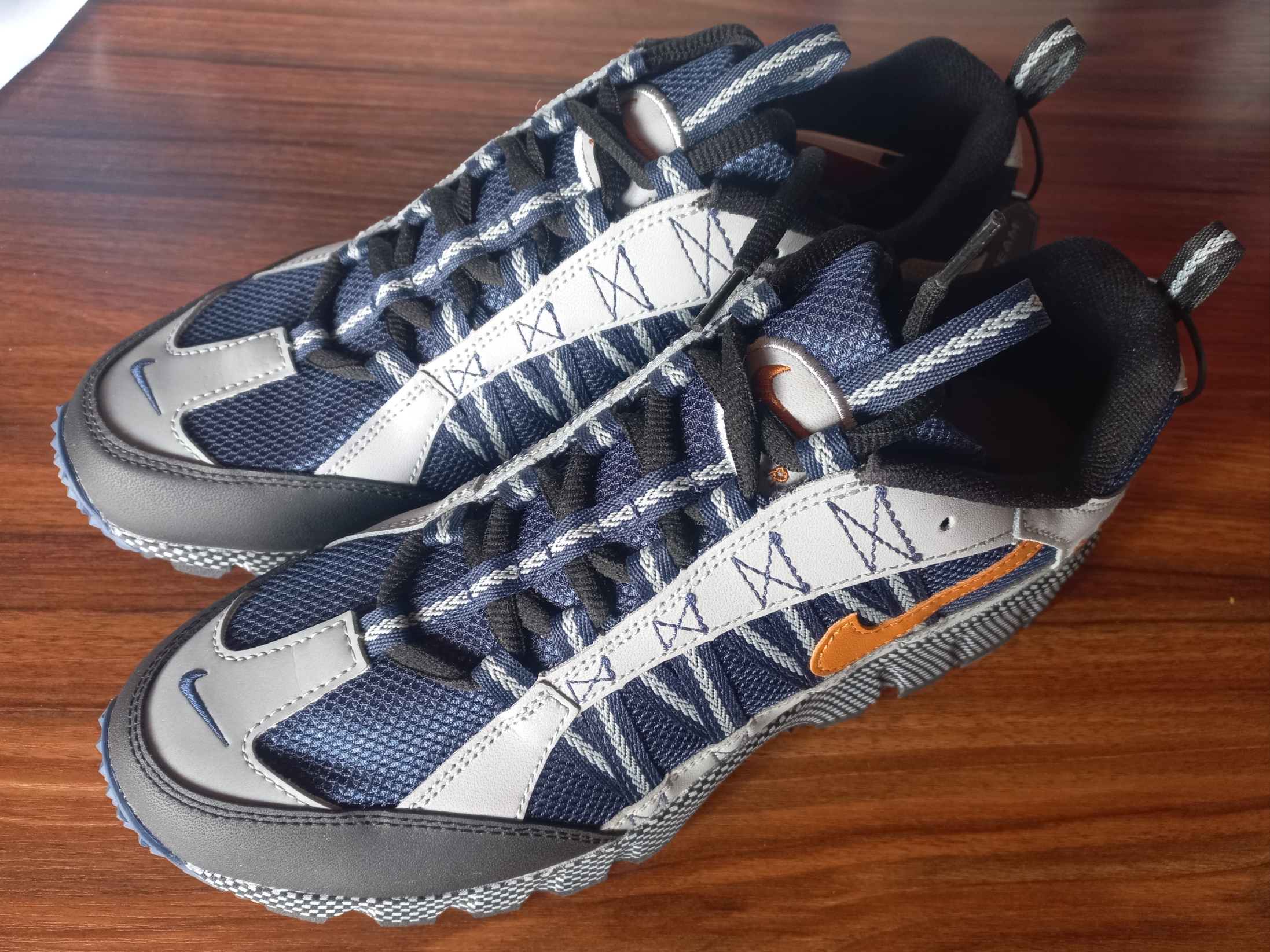 Nike Air Humara Midnight Navy and Obsidian 착용 스타일
