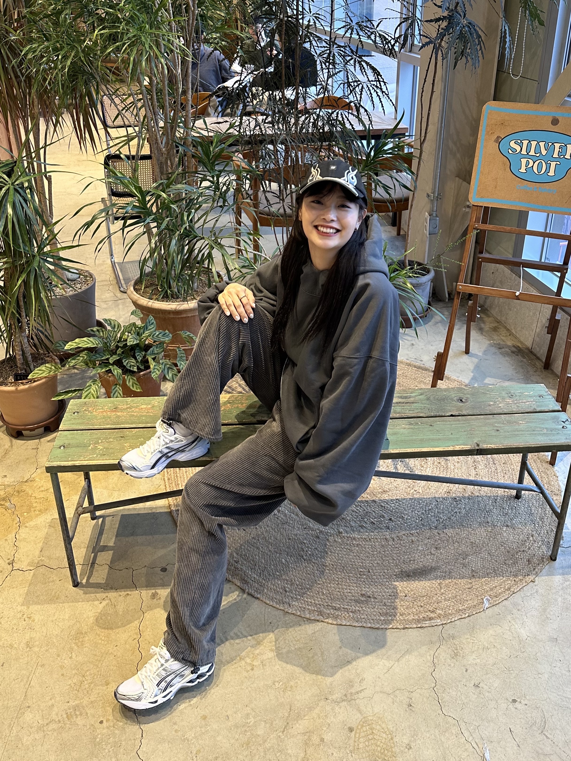 (W) Asics Gel-Kayano 14 White Midnight, Yeezy Gap Engineered By Balenciaga Dove Hoodie Black 착용 스타일 - 1