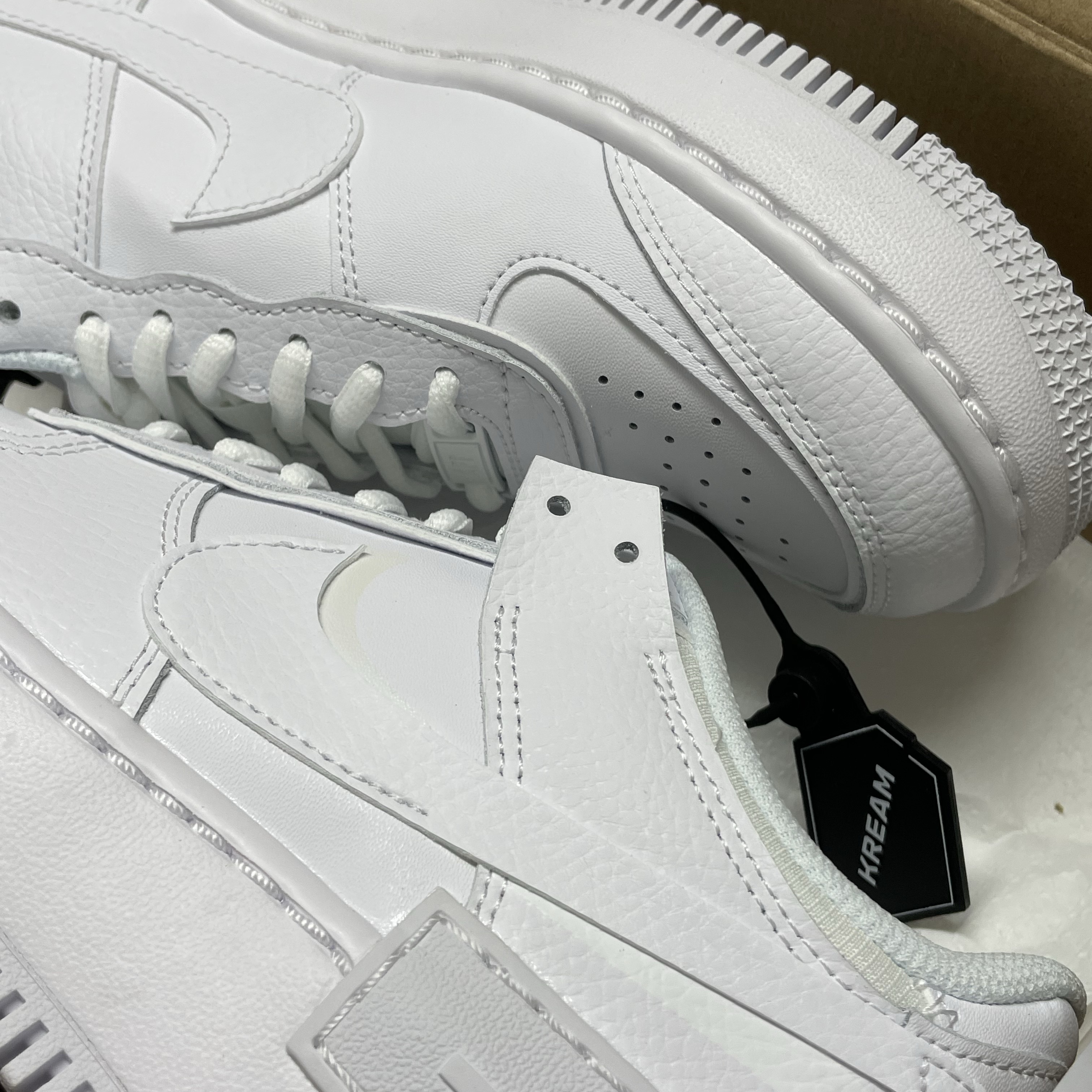 (W) Nike Air Force 1 Shadow Triple White 착용 스타일 - 2