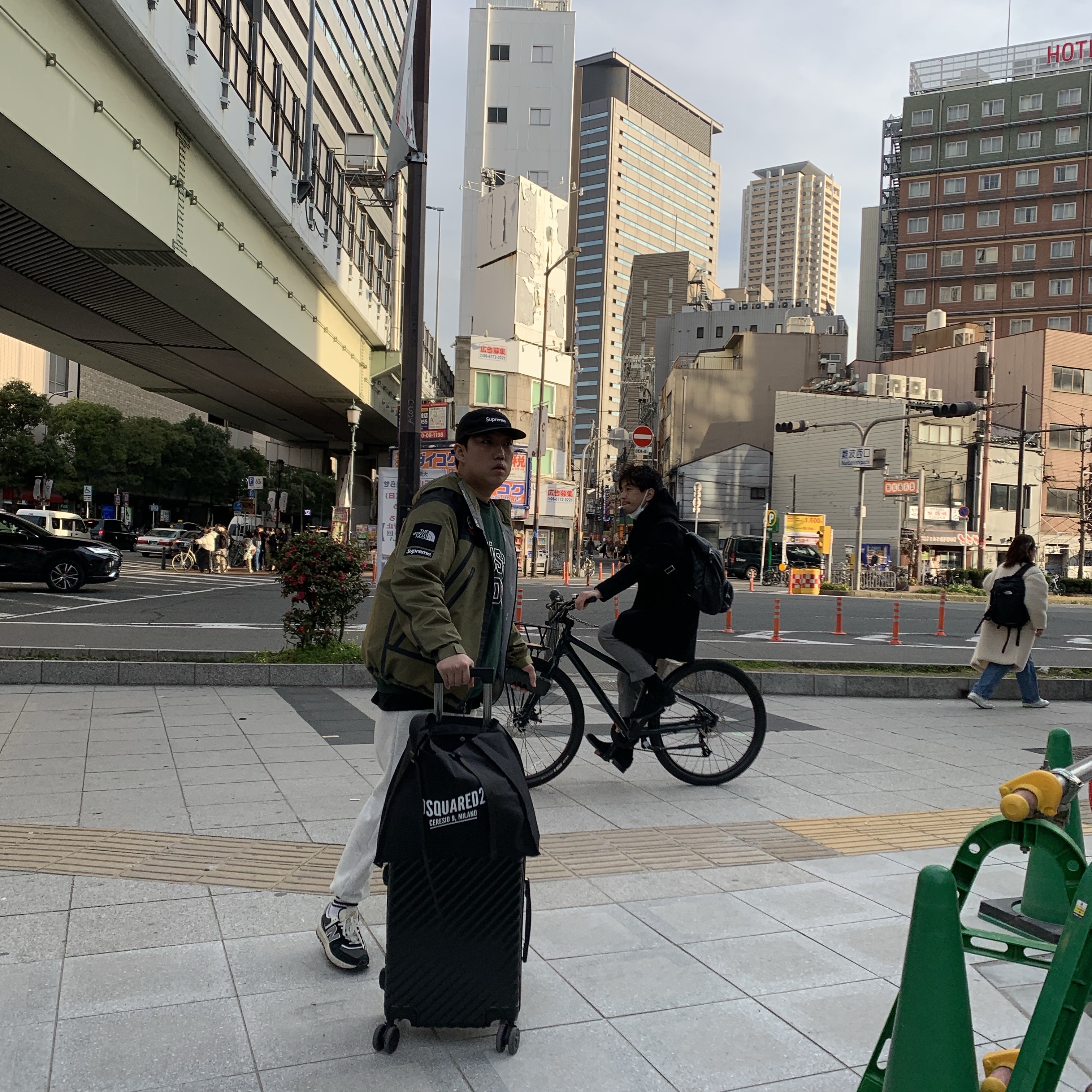Supreme Washed Chino Twill Camp Cap Black, Supreme x The North Face Summit Series Outer Tape Seam Jacket Olive - 21SS 착용 스타일 - 2