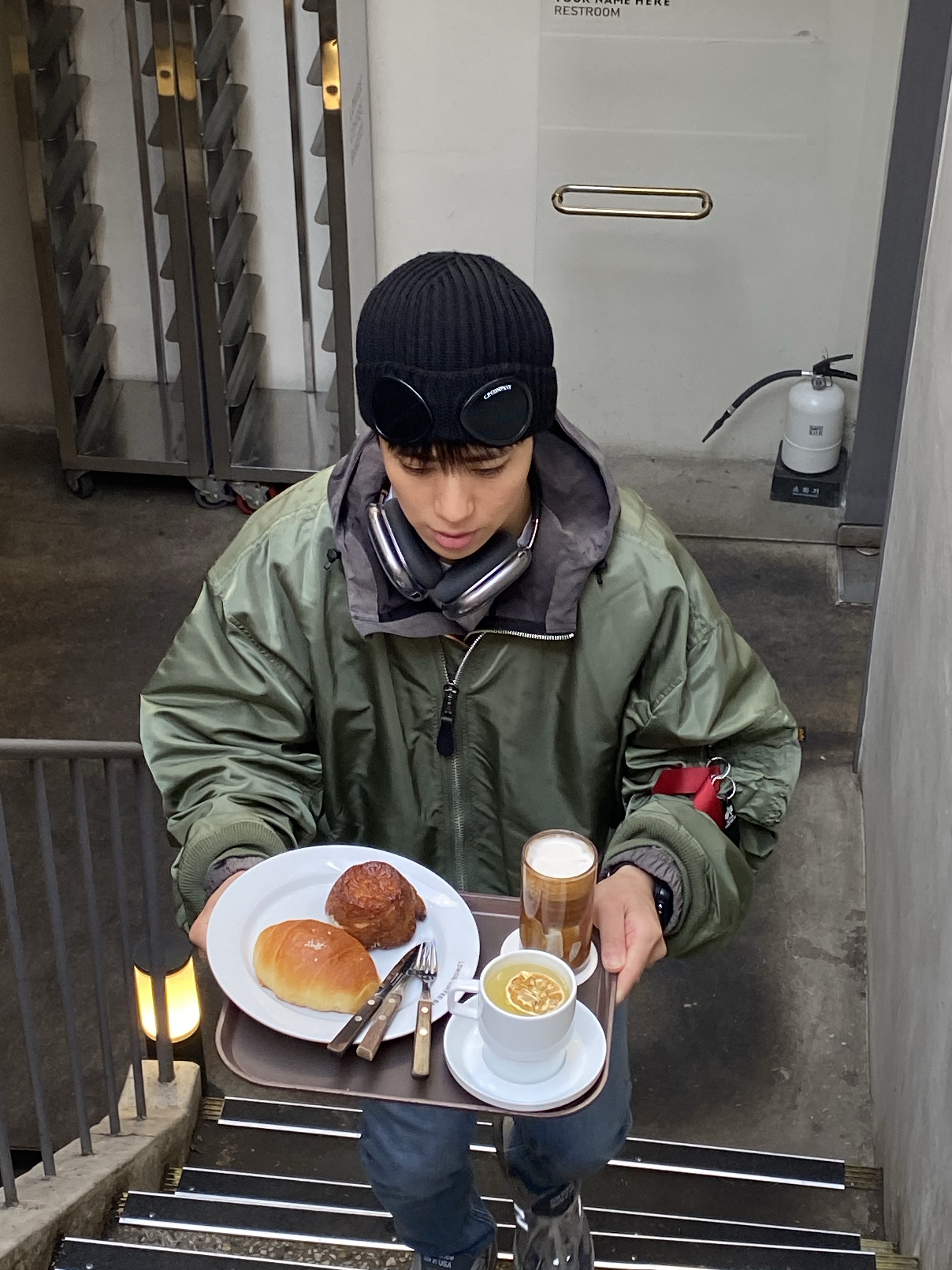 C.P. Company Extra Fine Merino Wool Goggle Beanie Black, Apple AirPods Max Lightning Space Gray (Korean Ver.) 착용 스타일 - 2