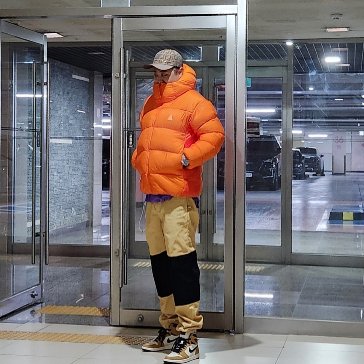 Jordan 1 Retro High Rookie of the Year, Nike ACG Trail Pants Gold Black - Asia 착용 스타일