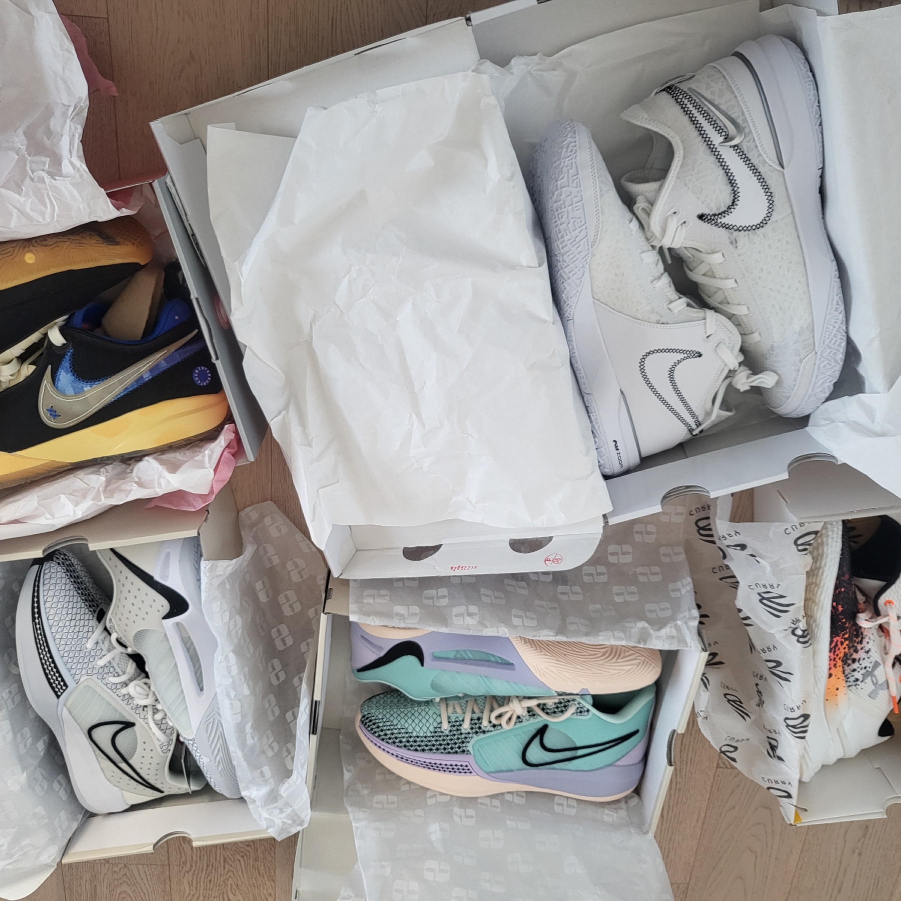 Nike x Uninterrupted LeBron XX EP Black Hyper Royal, Nike Zoom LeBron NXXT Gen White Metallic Silver 착용 스타일