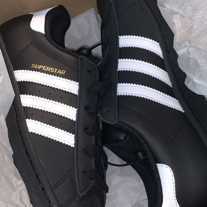 Adidas Superstar Core Black White 착용 스타일