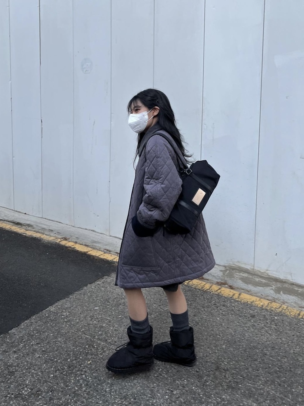 Matin Kim Sporty Tote Bag Black 착용 스타일 - 1