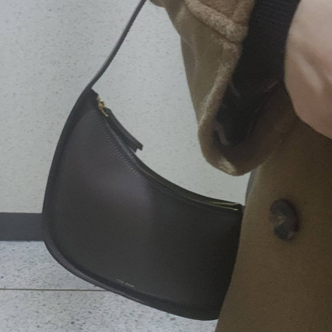 The Row Half Moon Bag in Leather Stone 착용 스타일