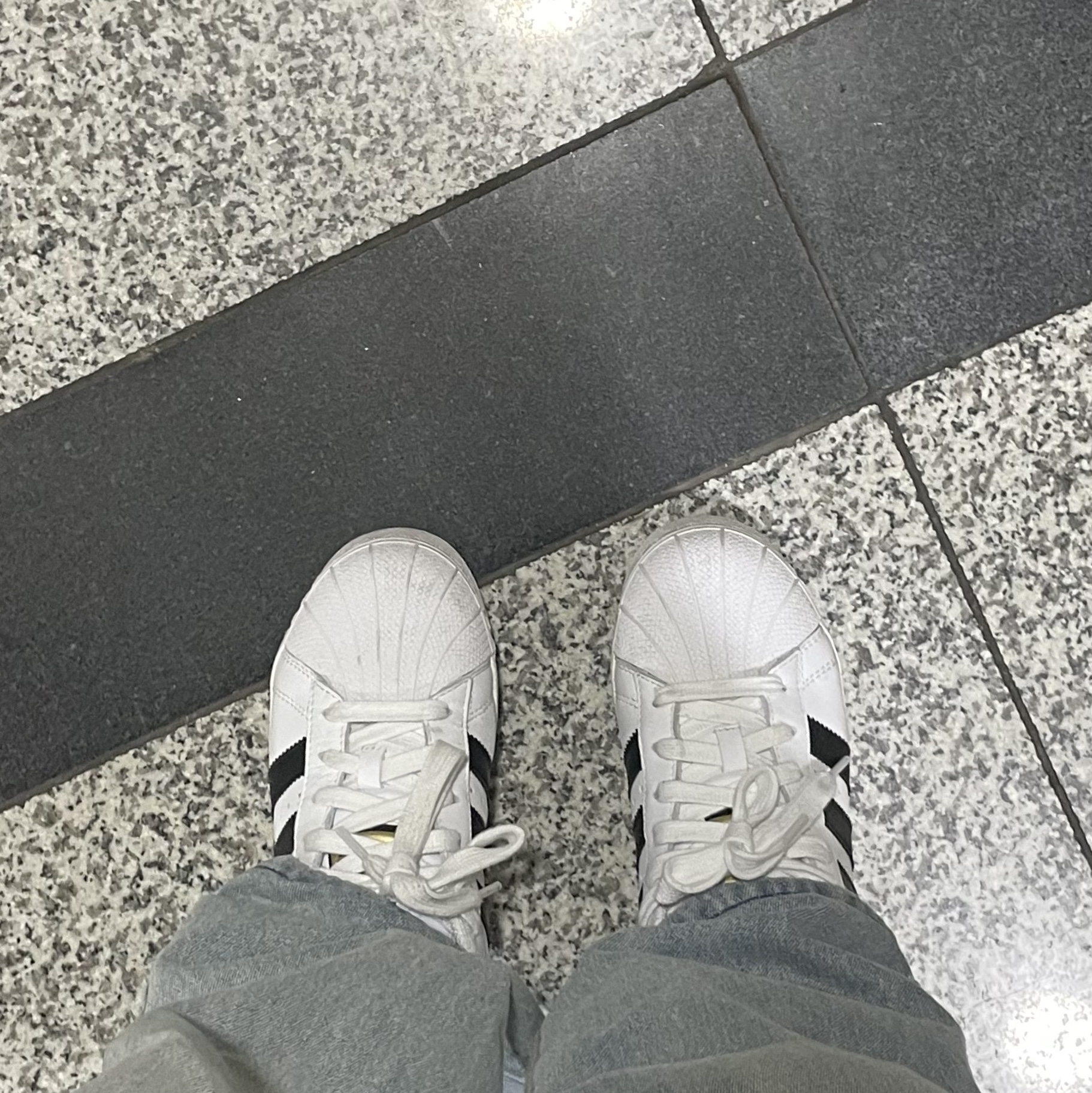 (J) Adidas Superstar XLG White Black 착용 스타일 - 1