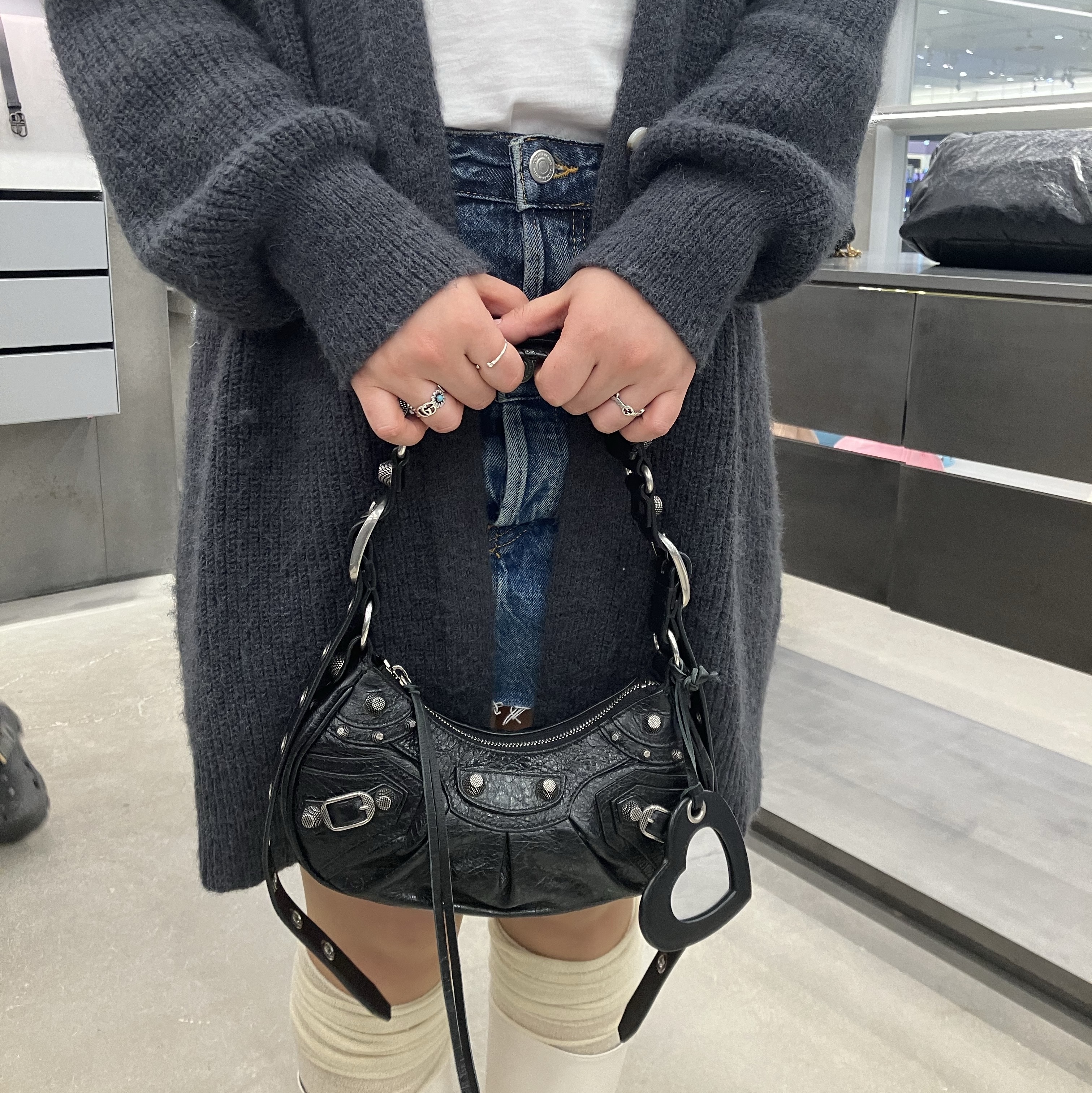 Balenciaga Le Cagole Mini Duffle Bag Black, Balenciaga Arena Lambskin Le Cagole XS Shoulder Bag Black 착용 스타일 - 2
