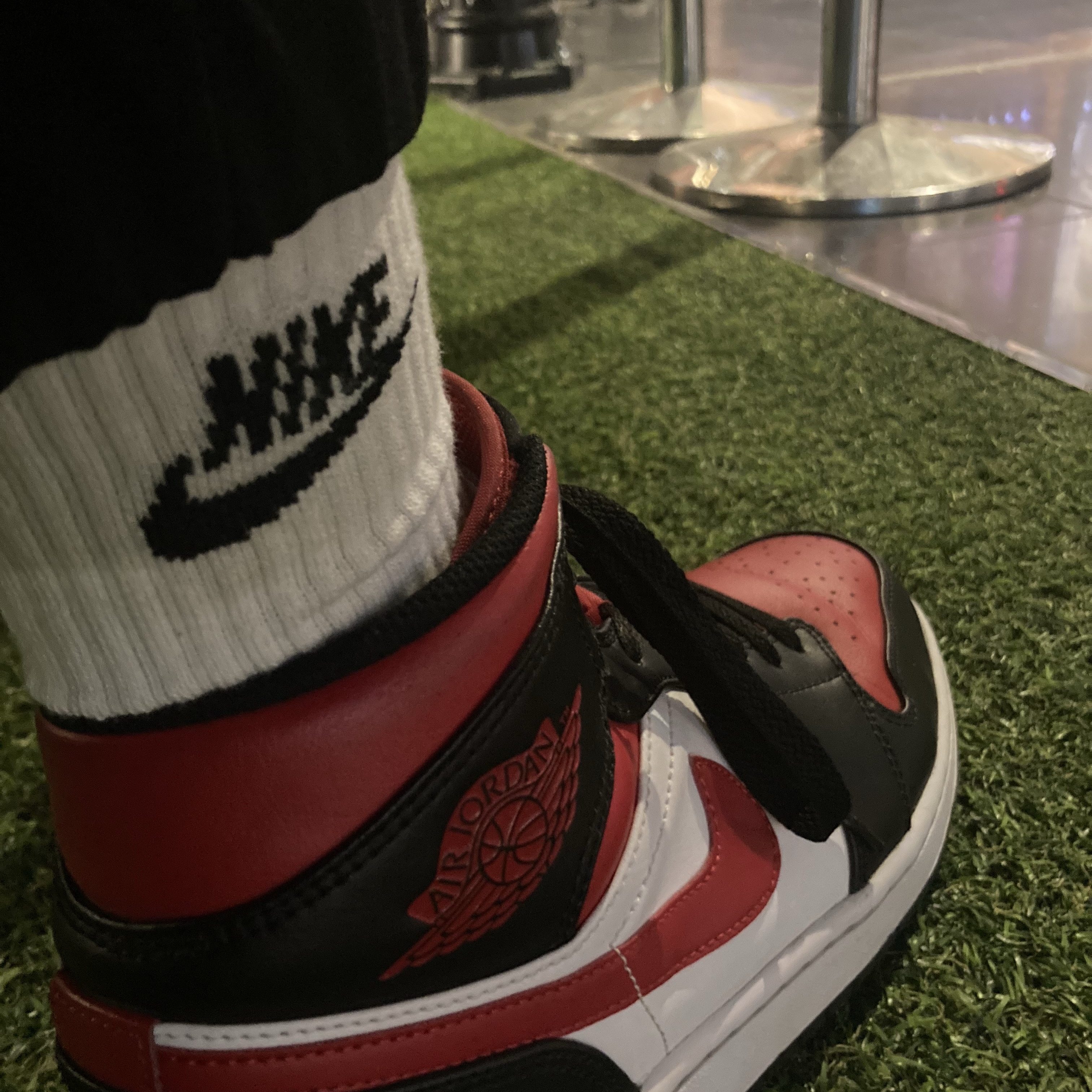 Jordan 1 Mid Black Fire Red 착용 스타일 - 1