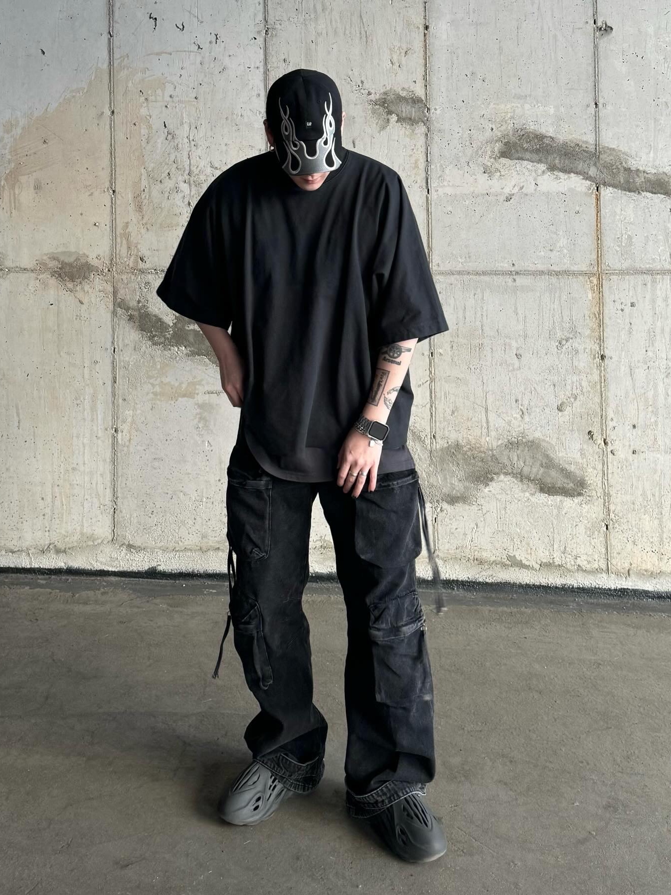 Yeezy Gap Engineered By Balenciaga Dove No Seam T-Shirt Black, Yeezy Gap Engineered By Balenciaga Flame Cap Black 착용 스타일 - 3