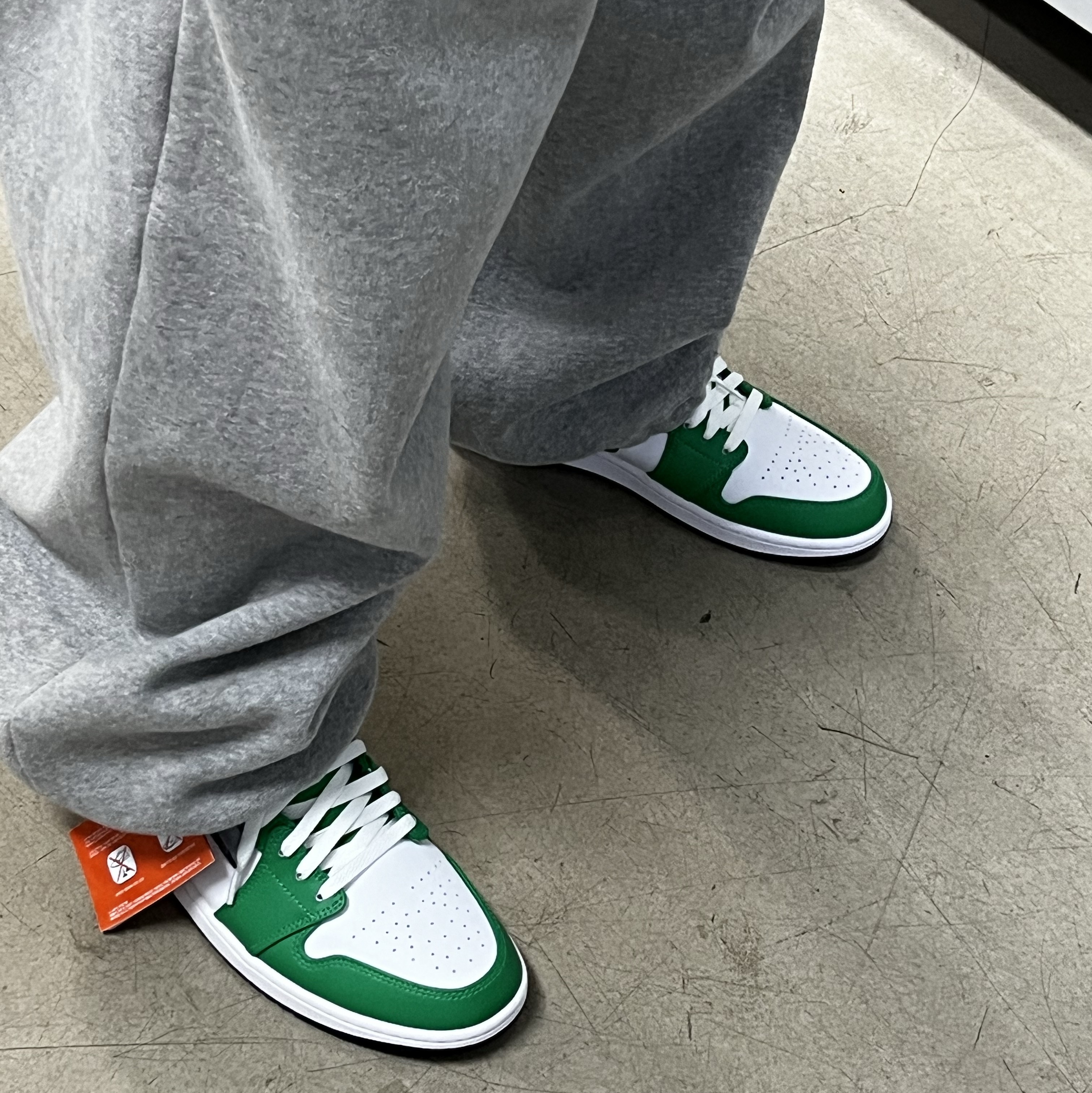 Jordan 1 Mid Lucky Green 착용 스타일 - 3