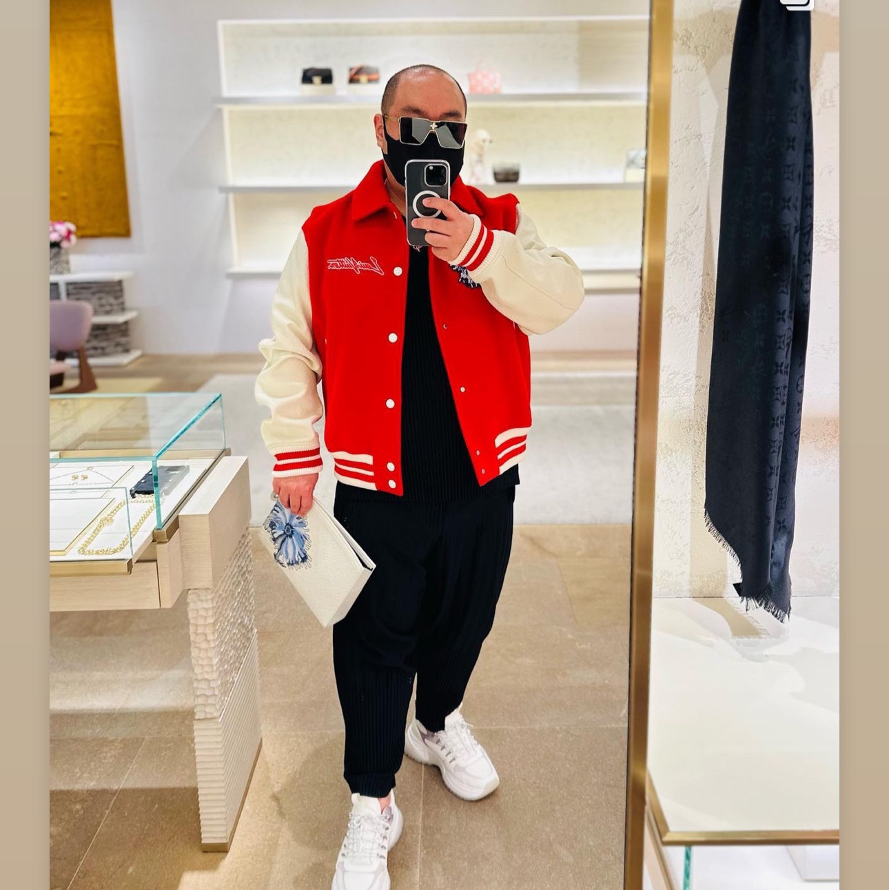 Louis Vuitton x YK Psychedelic Flower Embroidered Varsity Blouson Red, Louis Vuitton x YK Pochette Voyage White 착용 스타일
