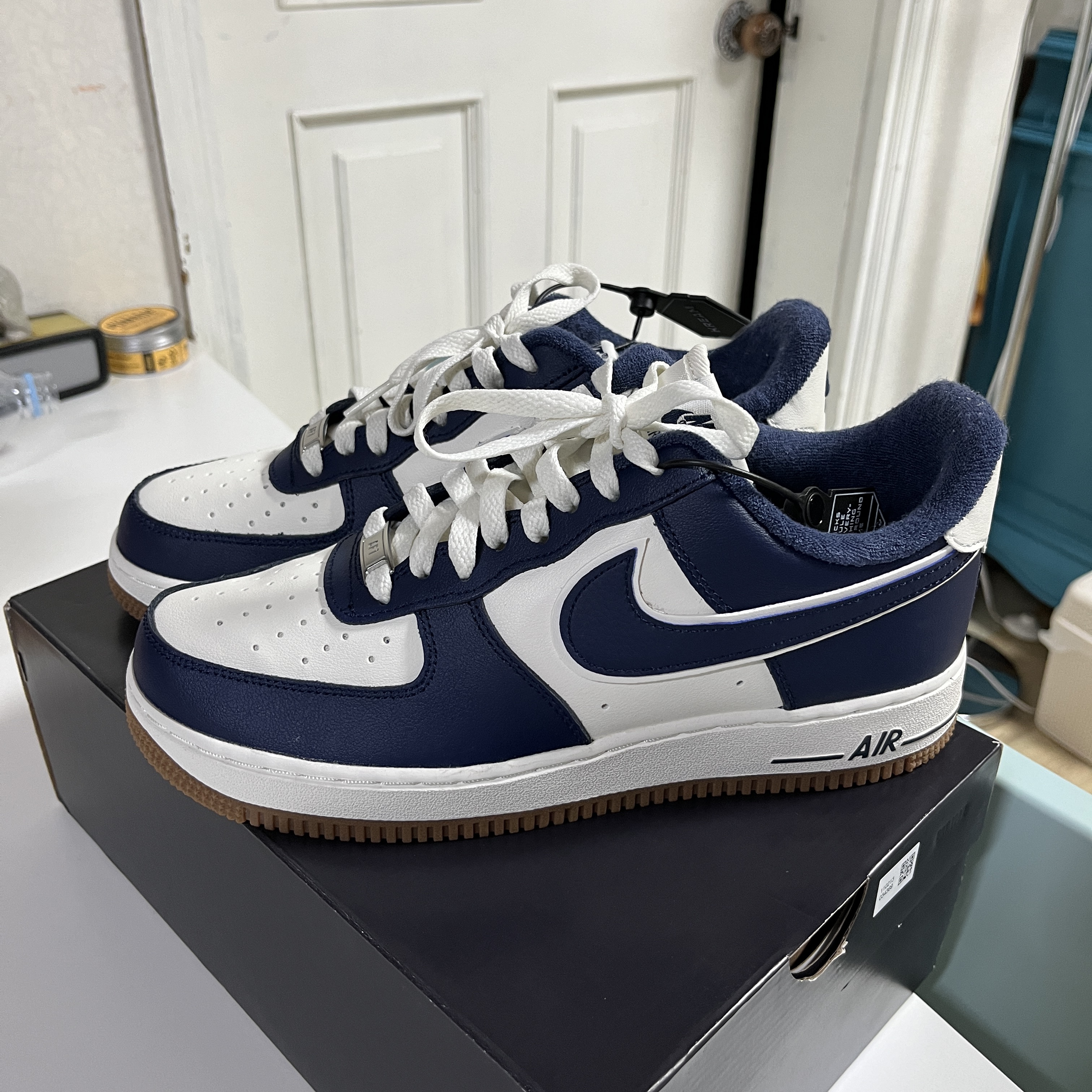 Nike Air Force 1 '07 LV8 Midnight Navy 착용 스타일